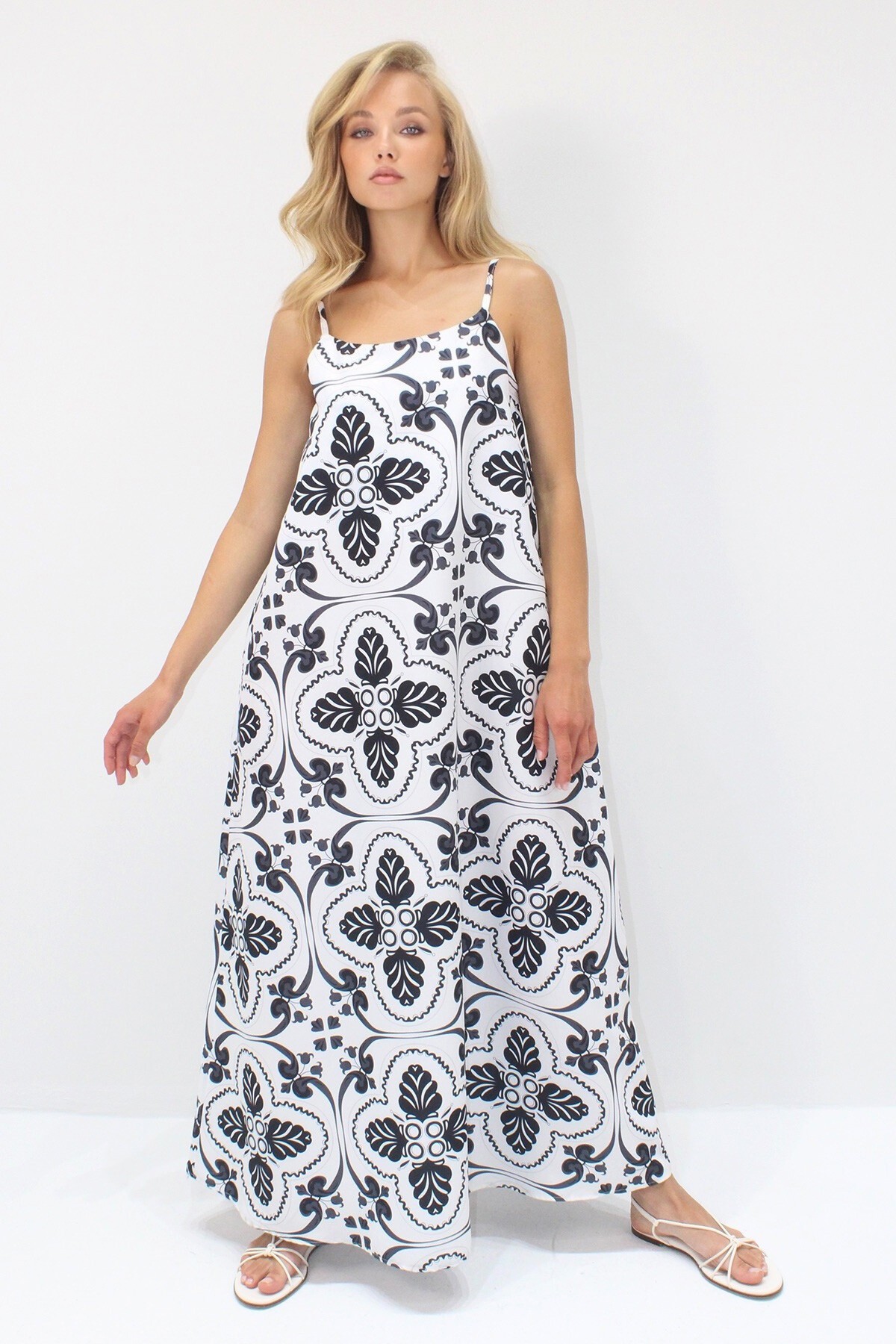 Siyah Ayarlanabiliri Askılı Maxi Boy Dokuma Elbise