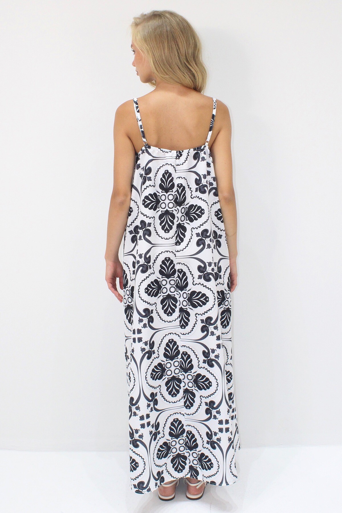 Siyah Ayarlanabiliri Askılı Maxi Boy Dokuma Elbise