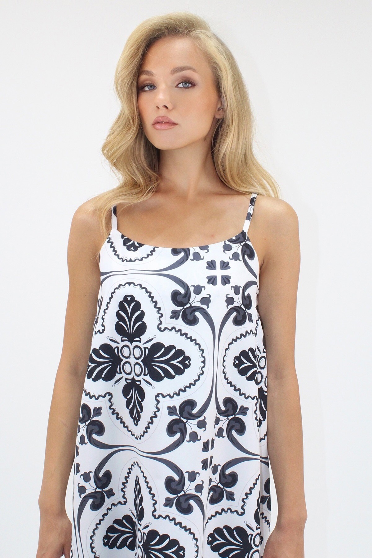 Siyah Ayarlanabiliri Askılı Maxi Boy Dokuma Elbise