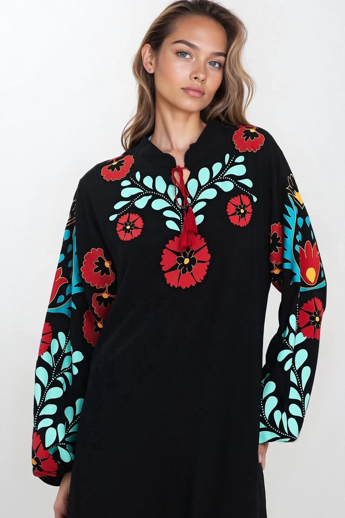 Siyah Bağlama Detaylı Yırtmaçlı Ernik Desenli Elbise