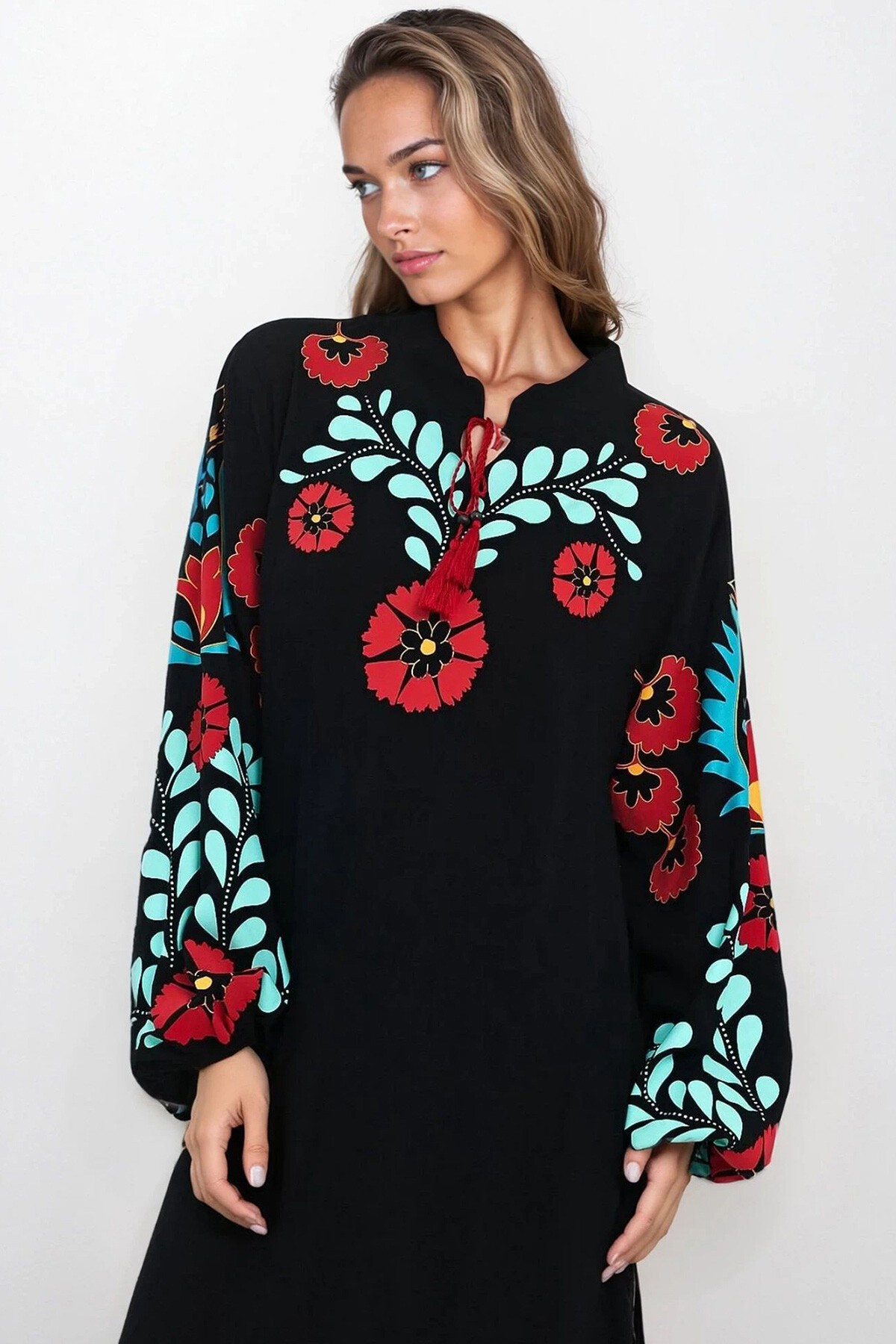 Siyah Bağlama Detaylı Yırtmaçlı Ernik Desenli Elbise