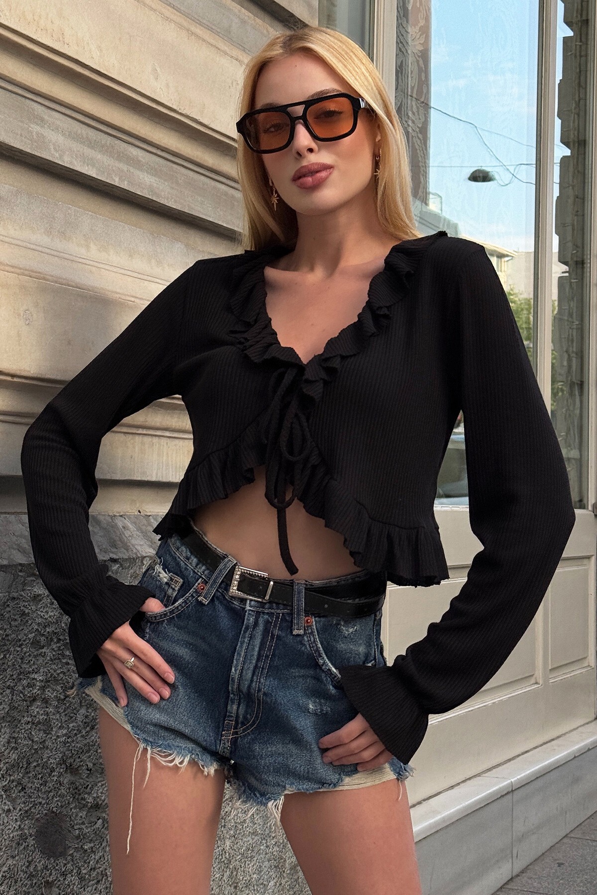 Siyah Bağlamalı Fırfır Detaylı Fitilli Bluz