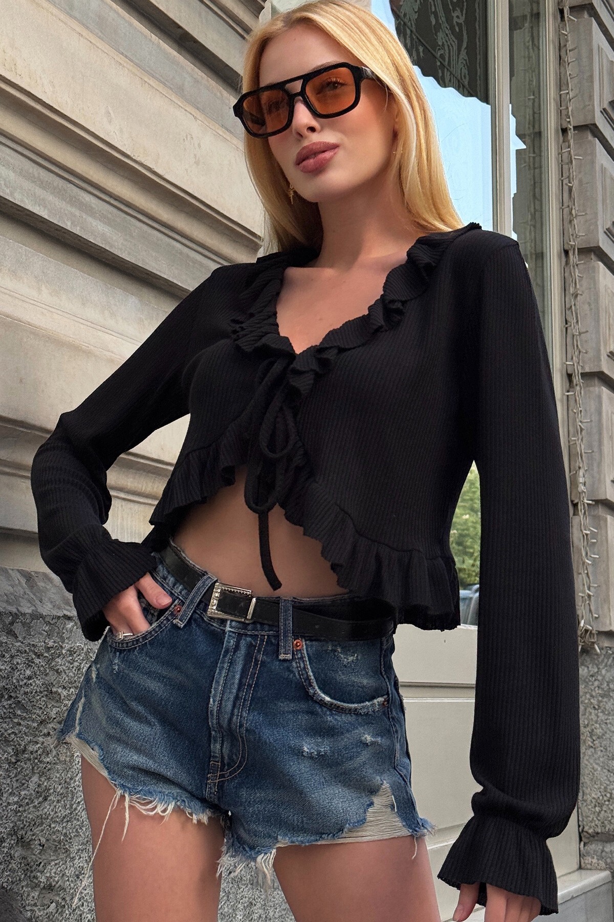 Siyah Bağlamalı Fırfır Detaylı Fitilli Bluz