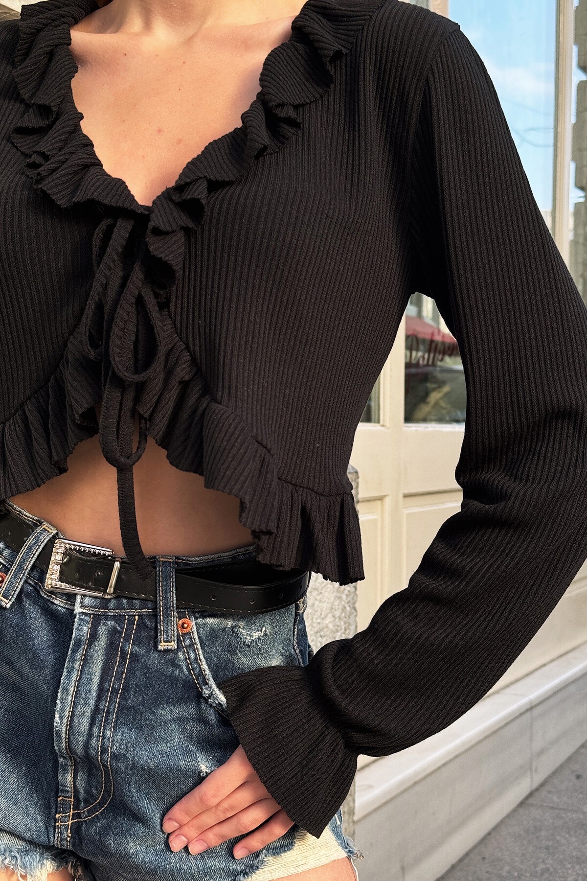 Siyah Bağlamalı Fırfır Detaylı Fitilli Bluz