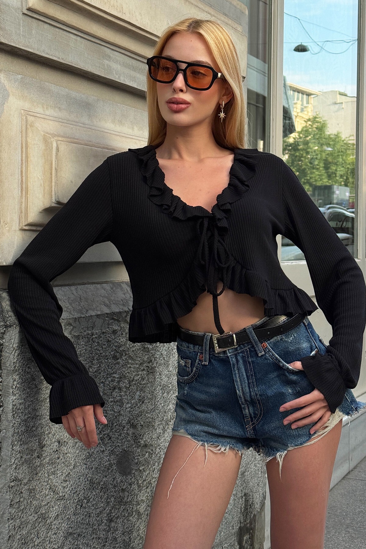 Siyah Bağlamalı Fırfır Detaylı Fitilli Bluz