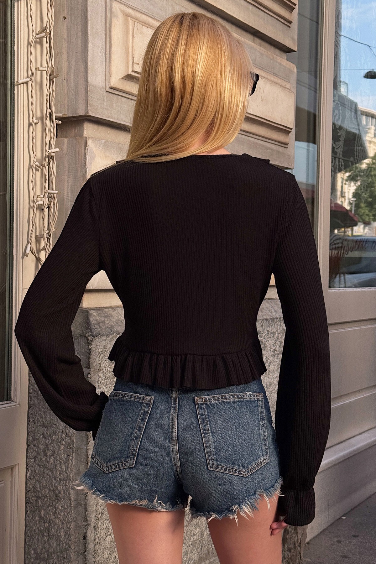 Siyah Bağlamalı Fırfır Detaylı Fitilli Bluz