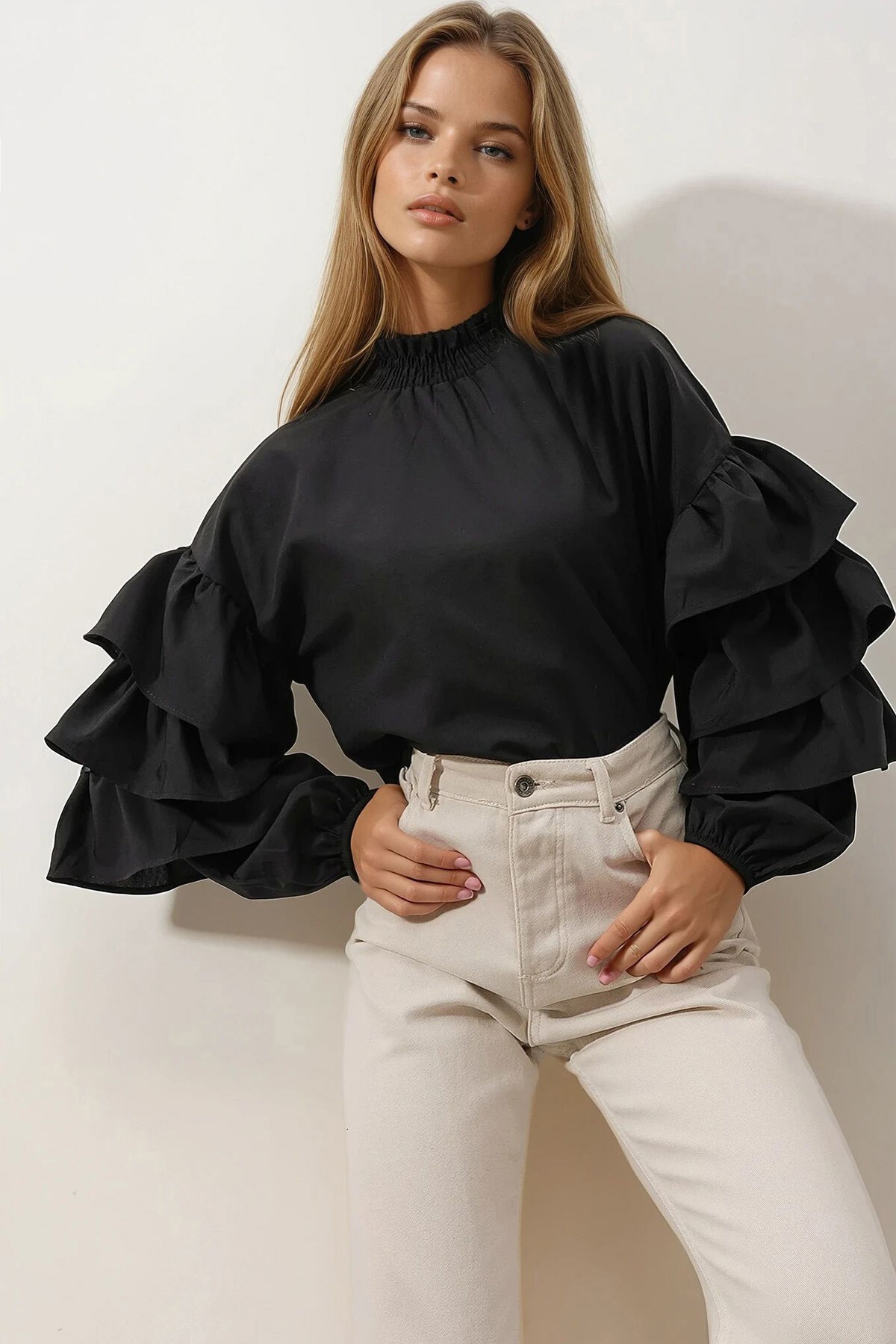Siyah Balıkçı Yaka Kolları Kat Volanlı Dokuma Bluz