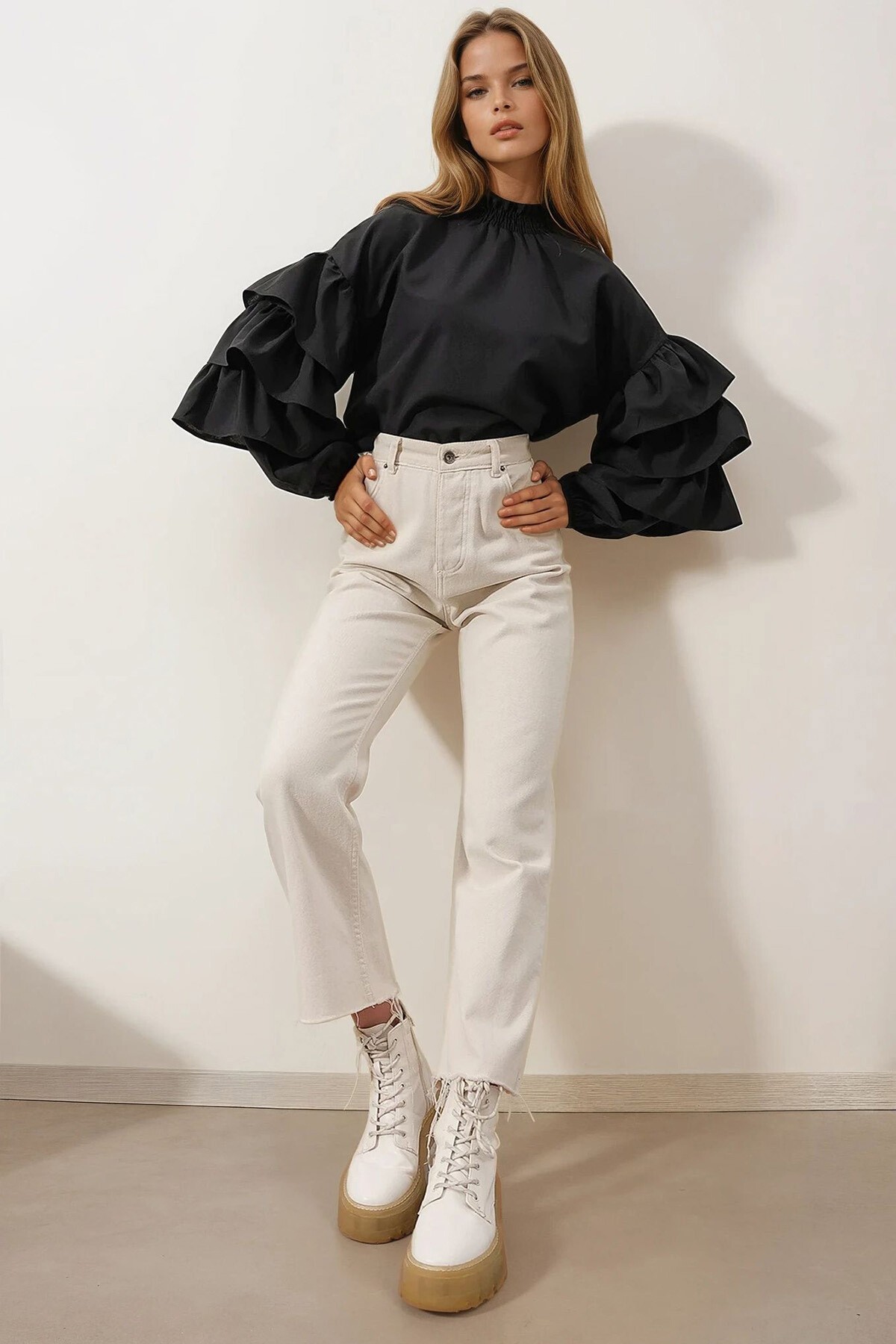 Siyah Balıkçı Yaka Kolları Kat Volanlı Dokuma Bluz