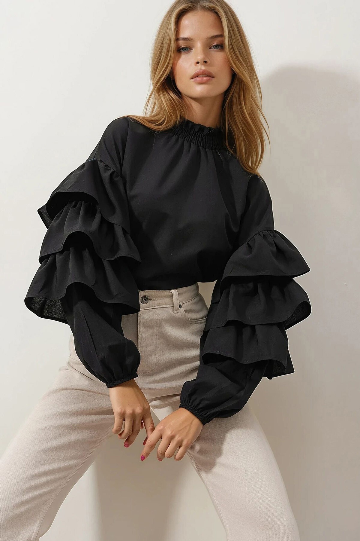 Siyah Balıkçı Yaka Kolları Kat Volanlı Dokuma Bluz
