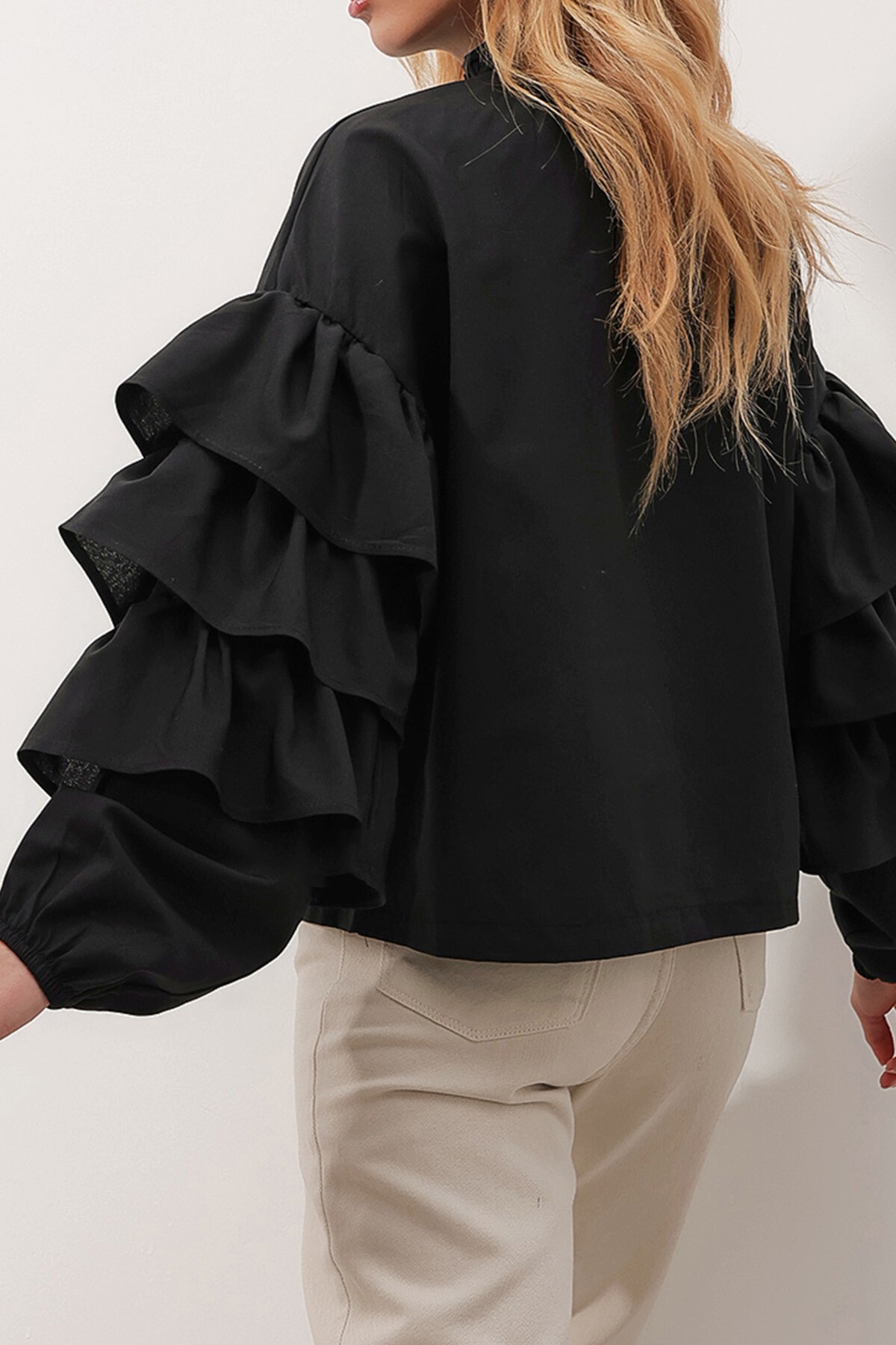 Siyah Balıkçı Yaka Kolları Kat Volanlı Dokuma Bluz