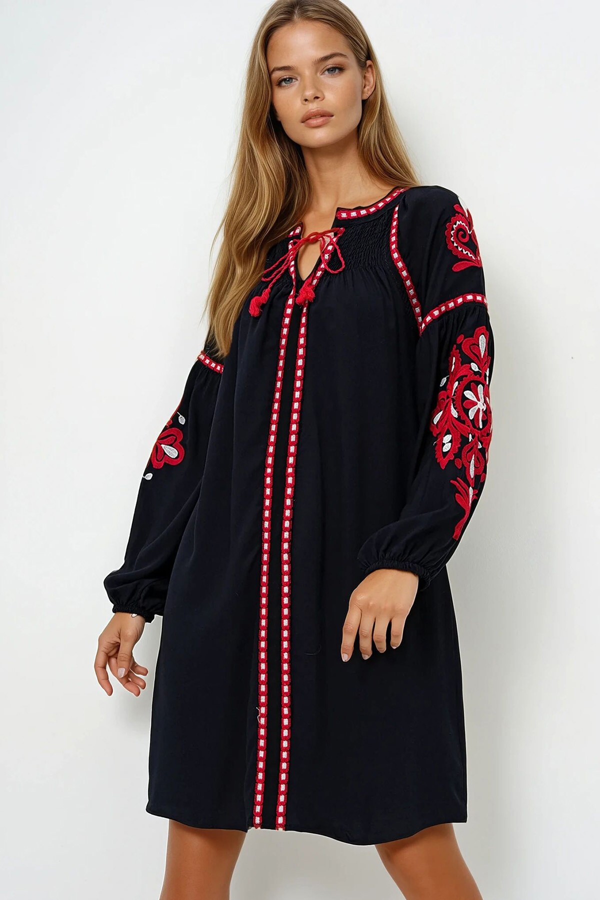 Siyah Balon Kol Nakışlı Yazlık Midi Boy Elbise