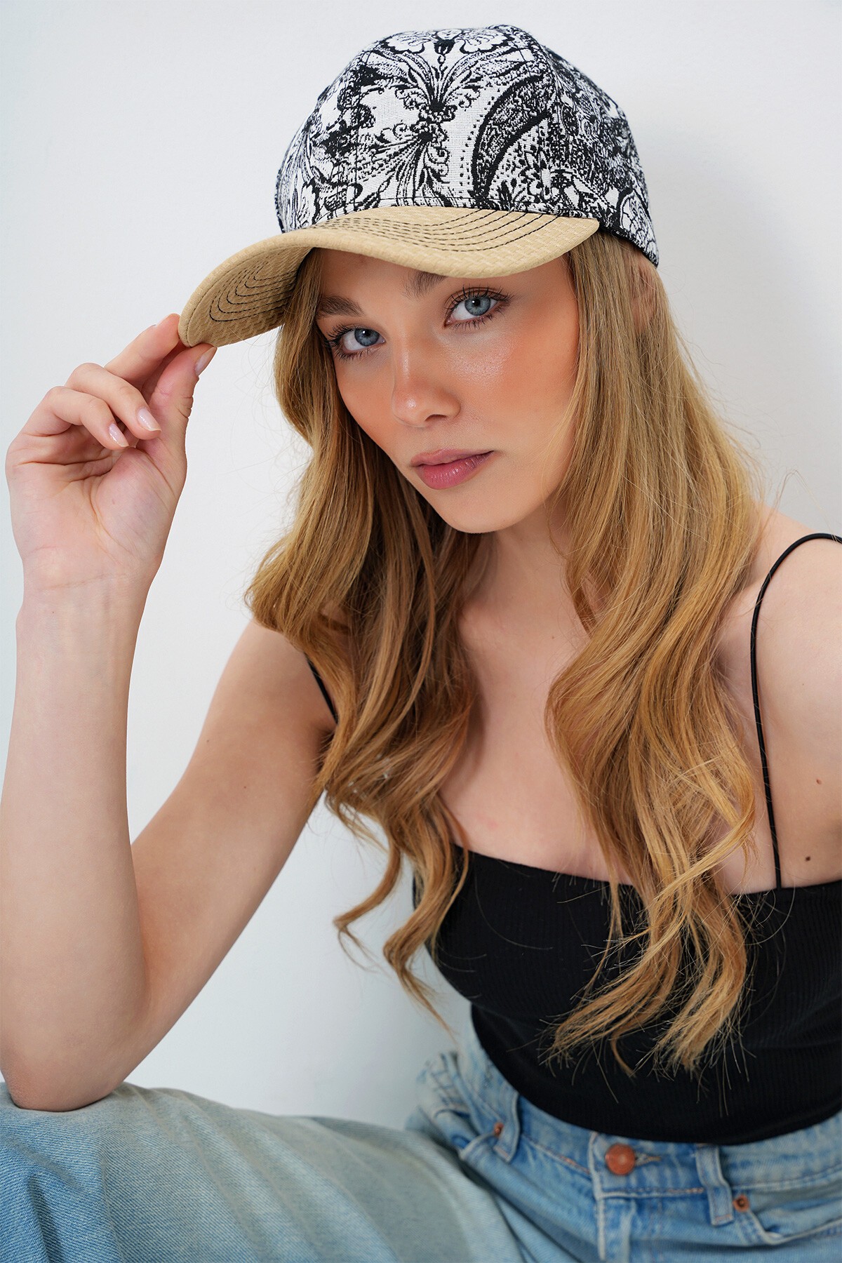 Siyah-Bej Baskılı Kanvas Siperli Şapka
