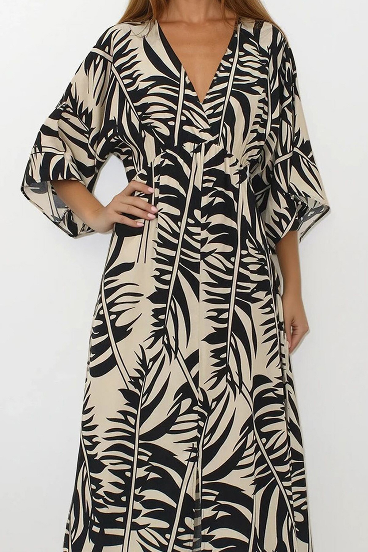 Siyah-Bej Kruvaze Yaka Dokum Viskon Yırtmaçlı Desenli Elbise