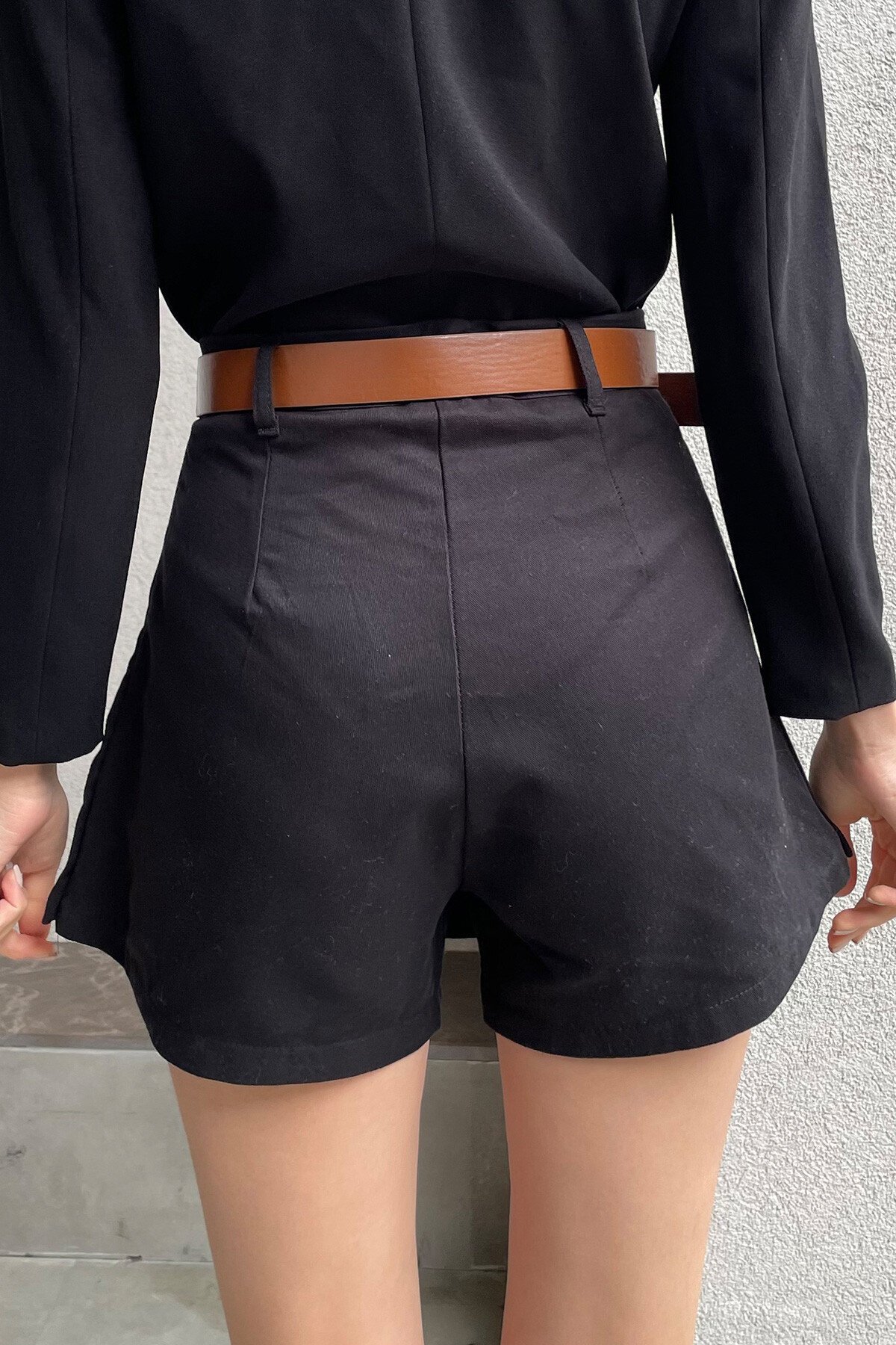 Siyah Beli Kemerli Pileli Gabardin Şort Etek