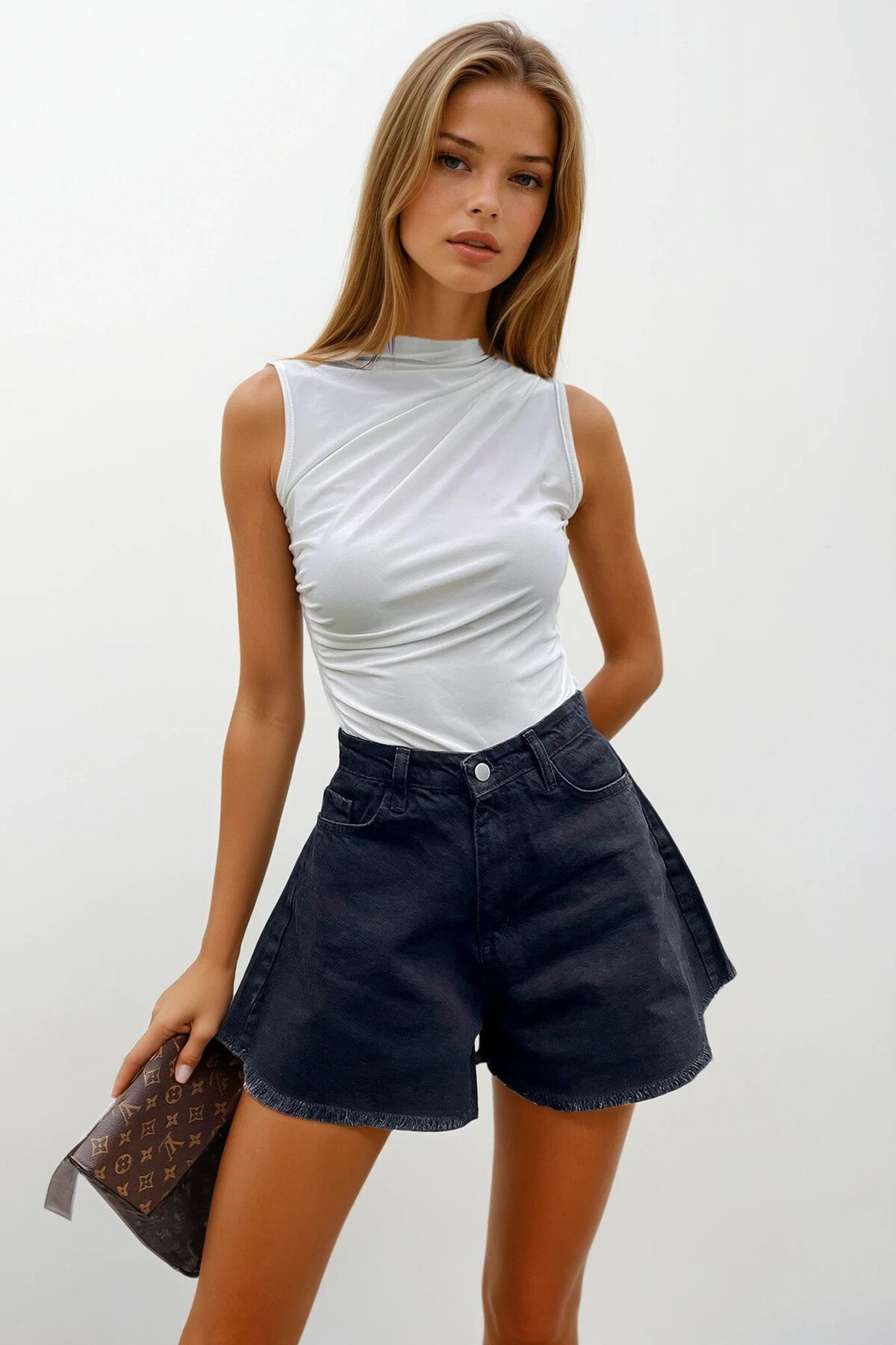 Siyah Beş Cepli Yüksek Bel Kar Yıkamalı Paçası Püsküllü Denim Şort