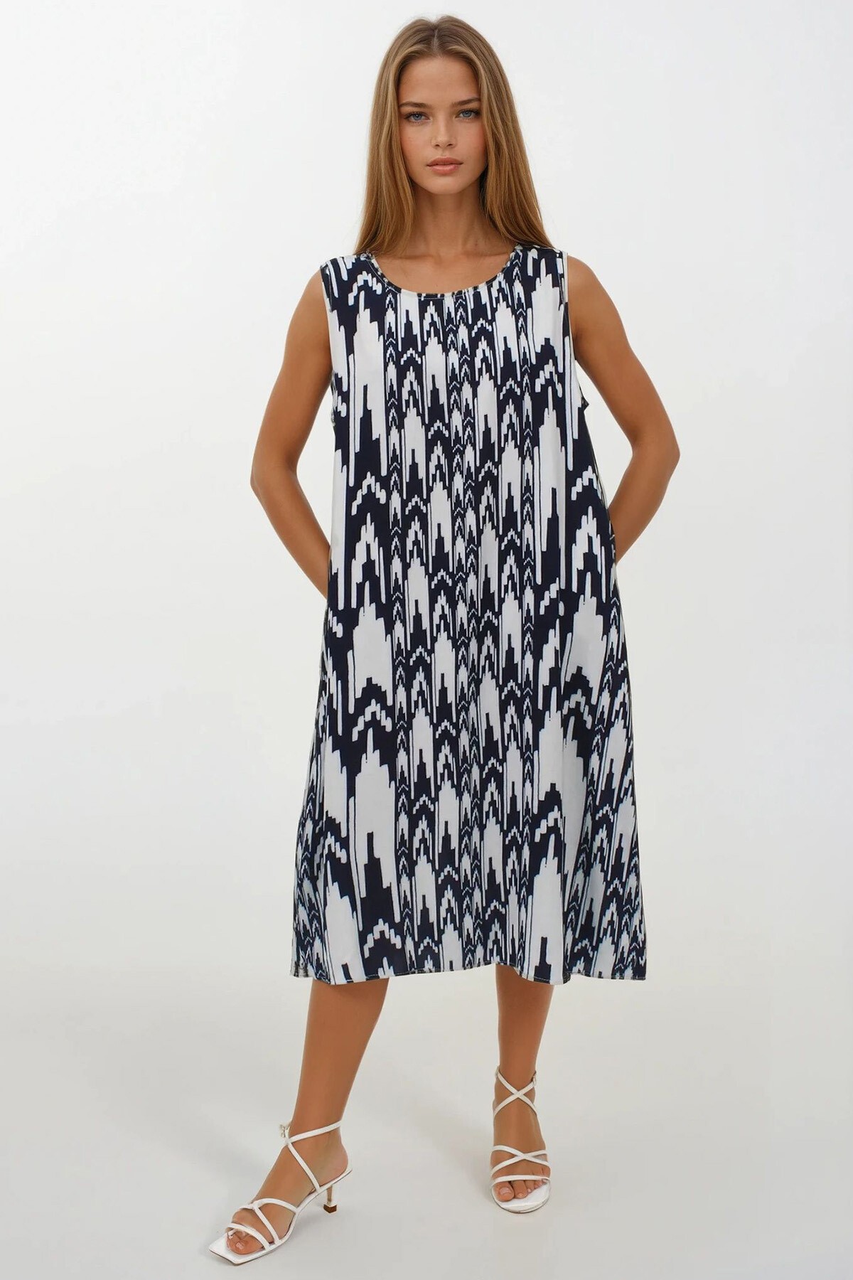 Siyah-Beyaz Desenli Çift Cepli Kolsuz Rahat Kesim Elbise