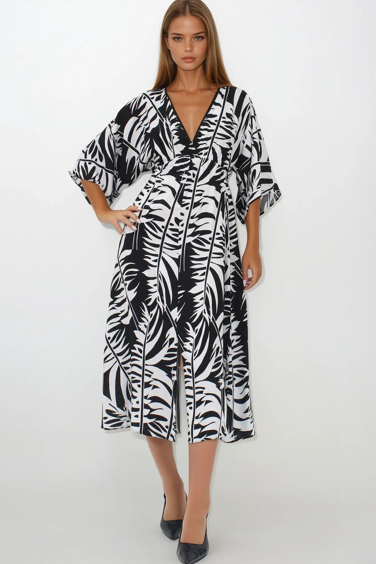 Siyah-Beyaz Kruvaze Yaka Dokum Viskon Yırtmaçlı Desenli Elbise