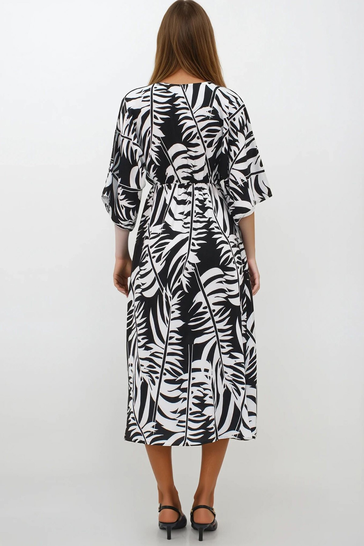 Siyah-Beyaz Kruvaze Yaka Dokum Viskon Yırtmaçlı Desenli Elbise