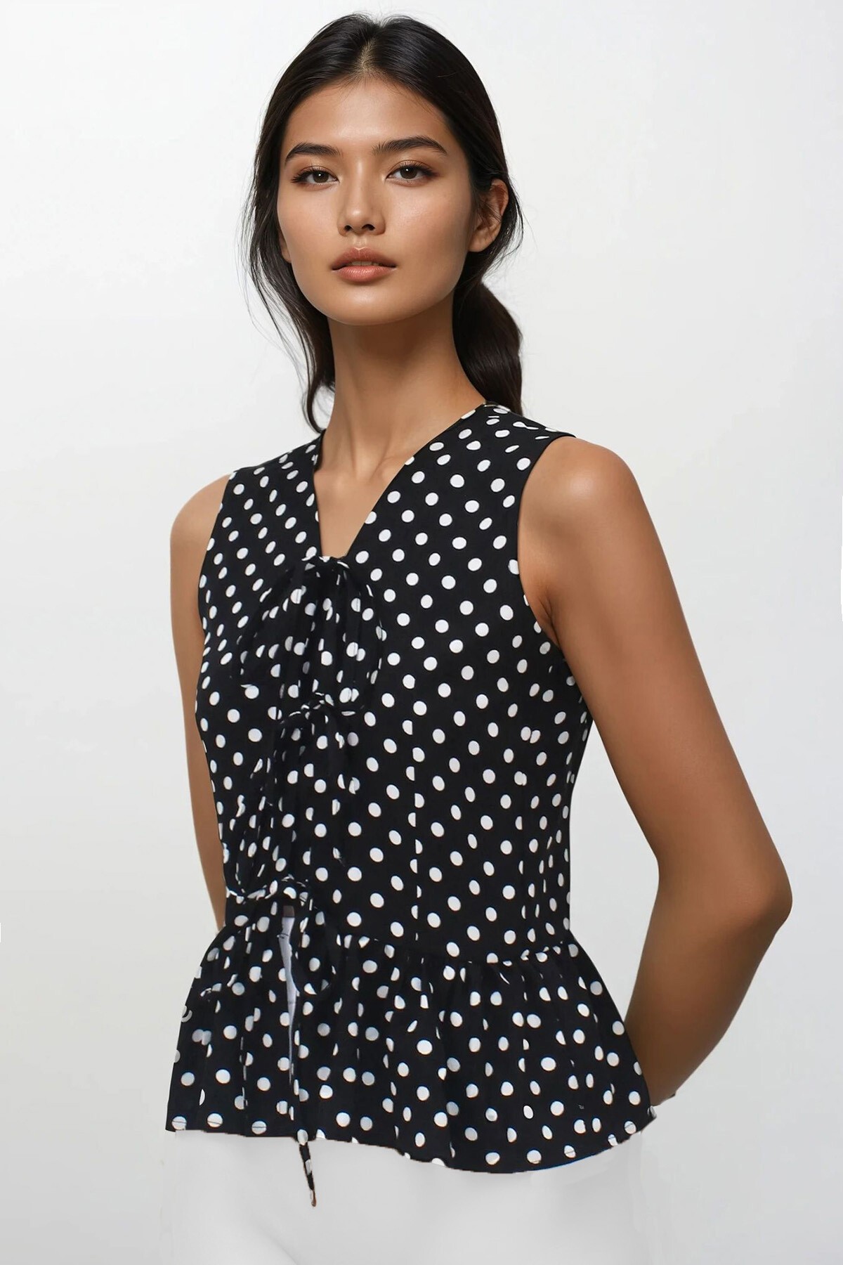 Siyah-Beyaz V Yaka Fiyonk Detaylı Eteği Volanlı Aerobin Bluz