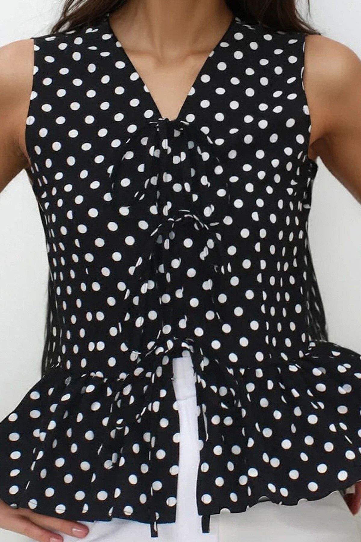 Siyah-Beyaz V Yaka Fiyonk Detaylı Eteği Volanlı Aerobin Bluz