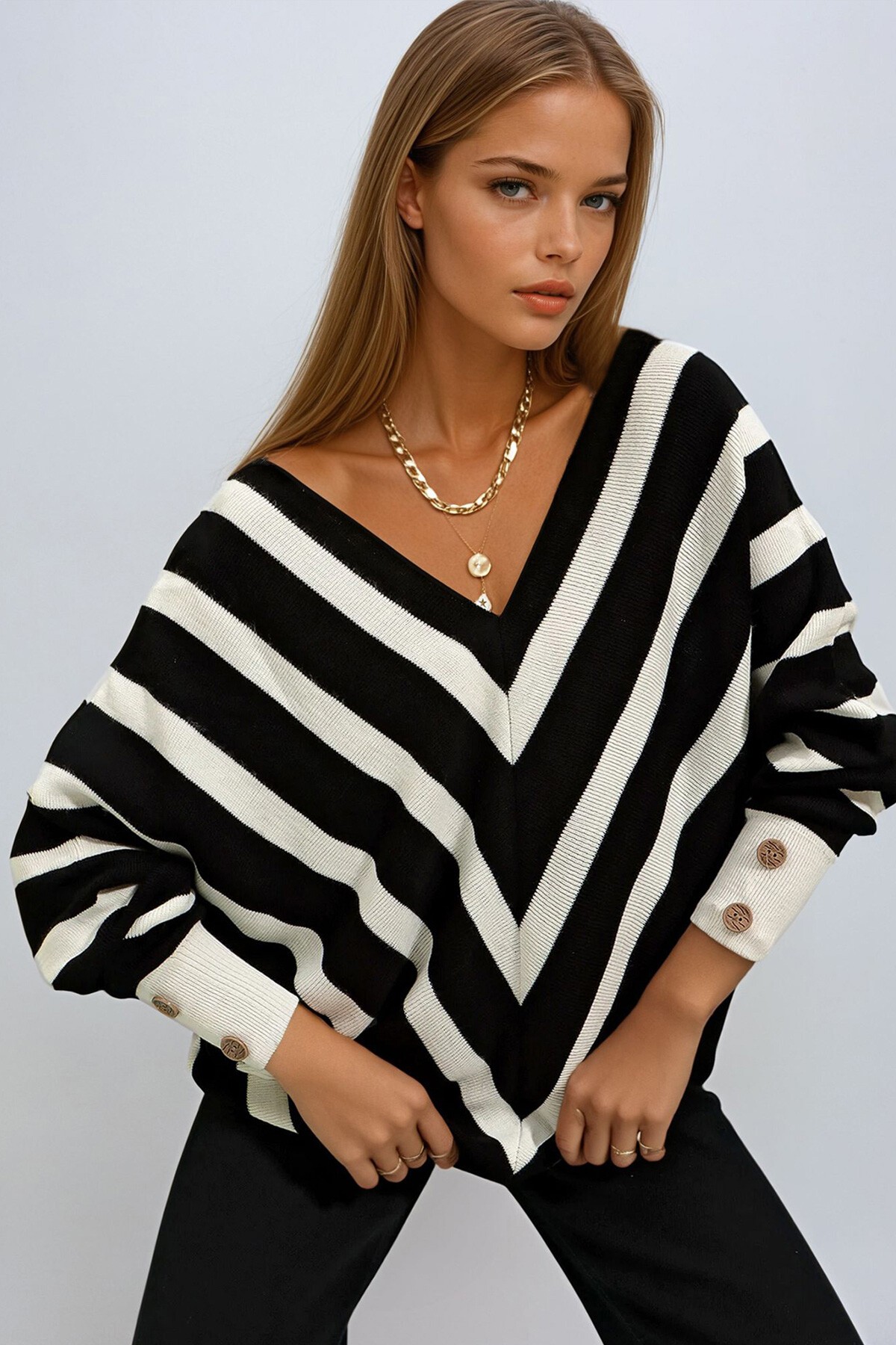 Siyah Beyaz V Yaka Verev Çizgili Oversize Triko Kazak