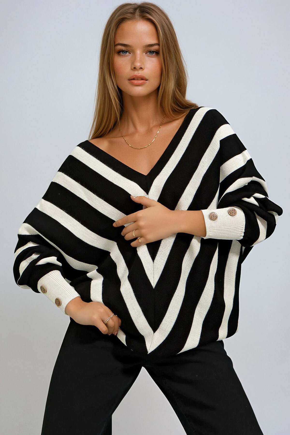 Siyah Beyaz V Yaka Verev Çizgili Oversize Triko Kazak