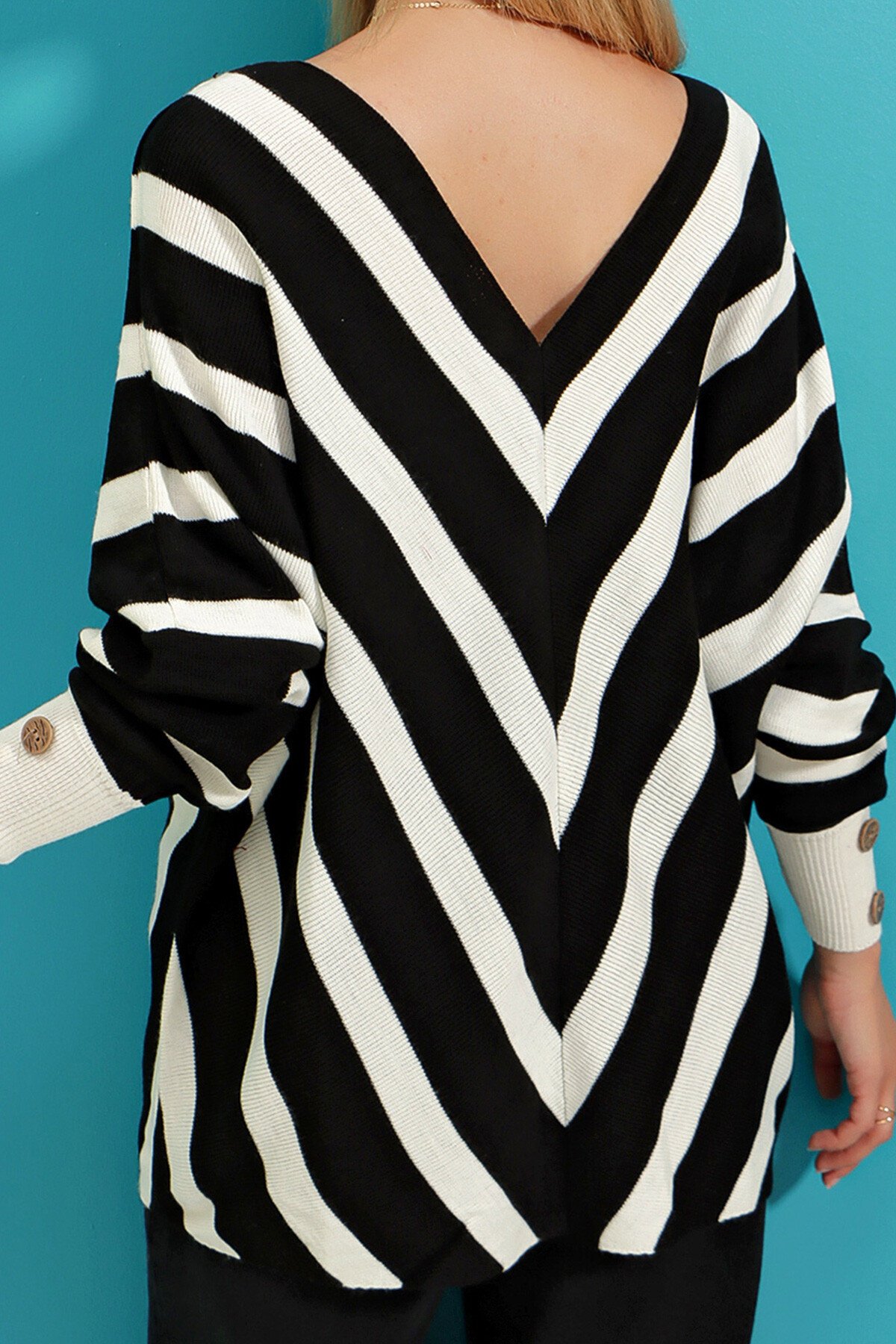Siyah Beyaz V Yaka Verev Çizgili Oversize Triko Kazak