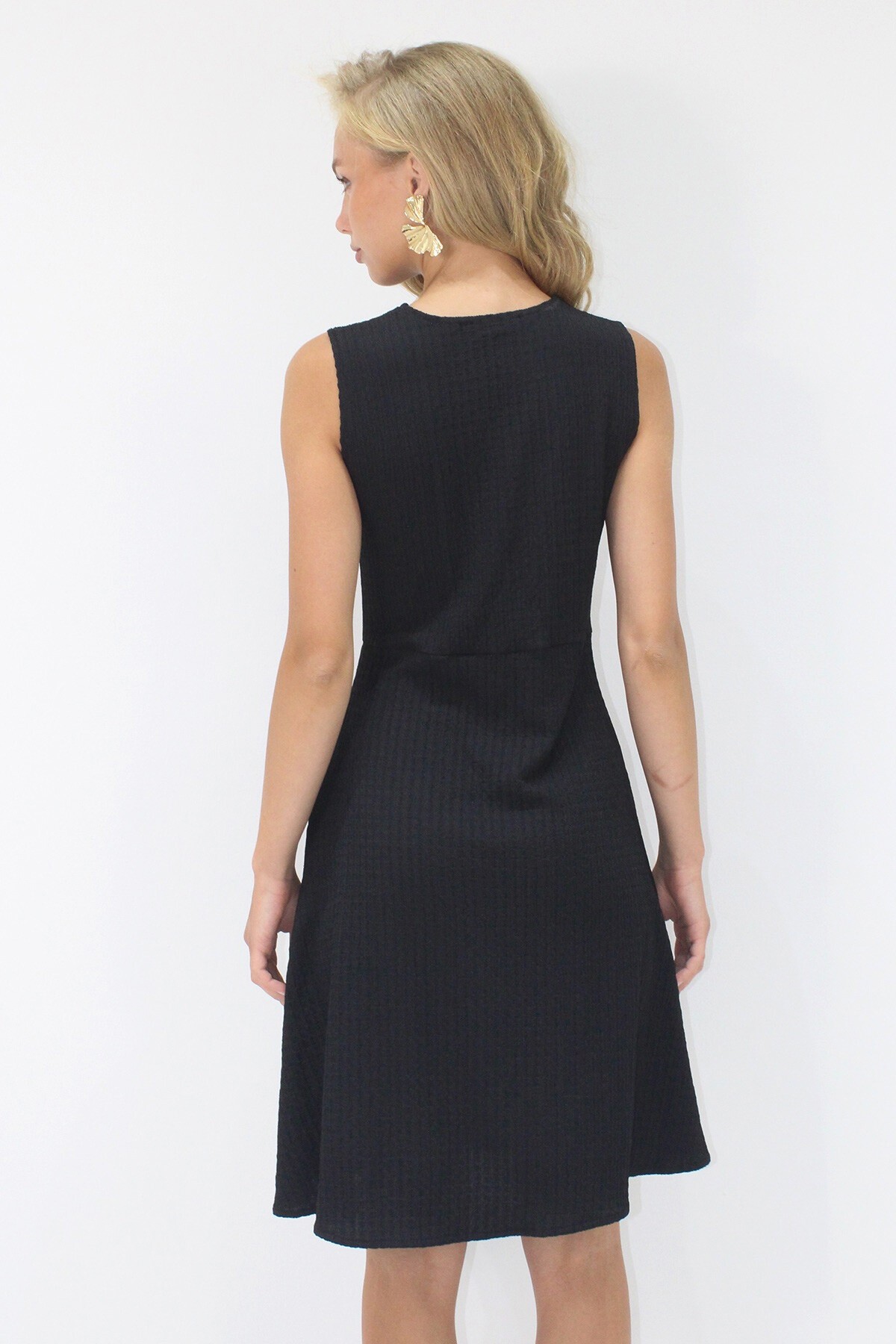 Siyah Bisiklet Yaka Çift Cepli Pileli Bürümcük Midi Boy Elbise