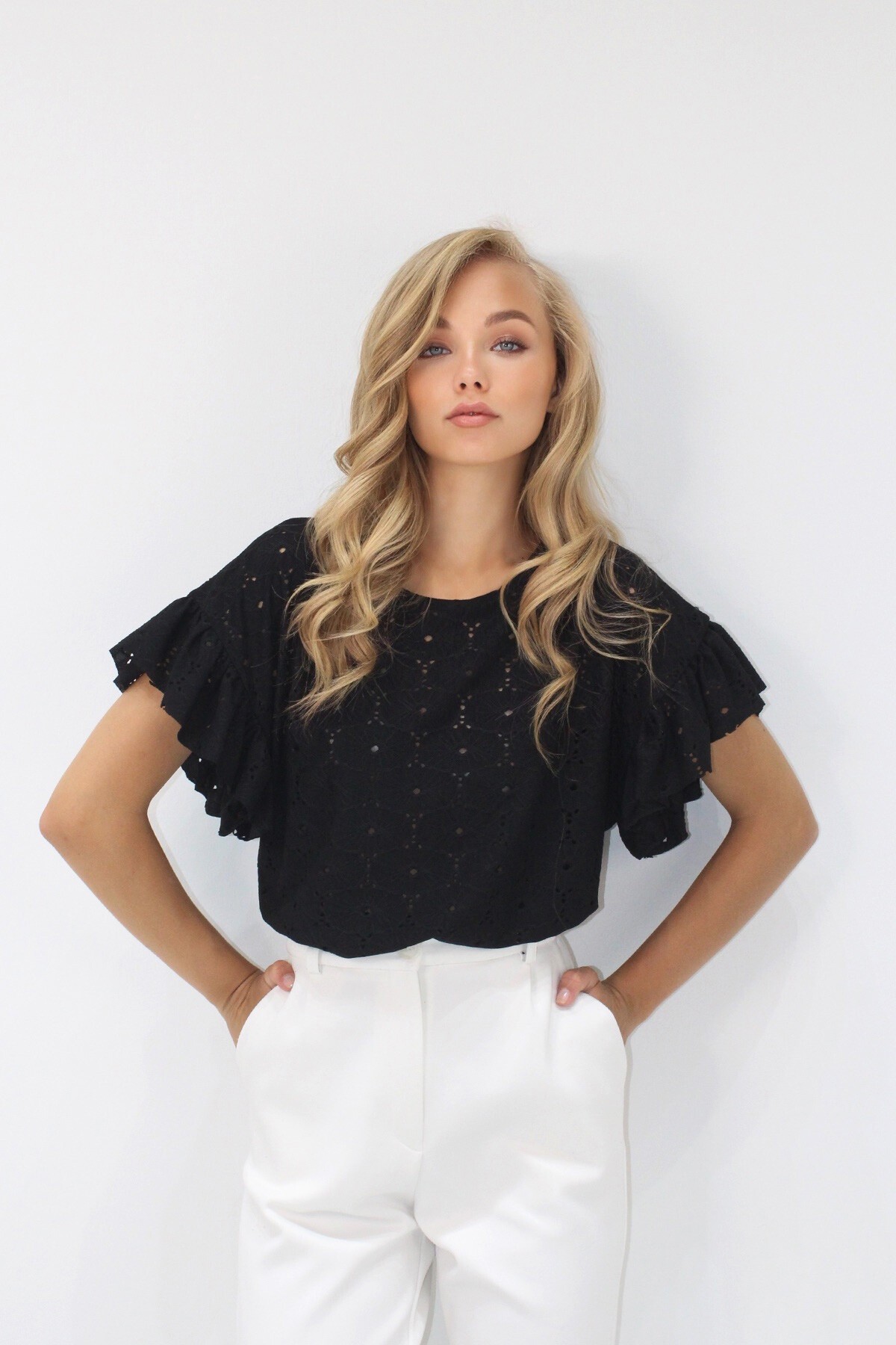 Siyah Bisiklet Yaka Delik Ajurlu Kolları Fırfırlı Örme Bluz