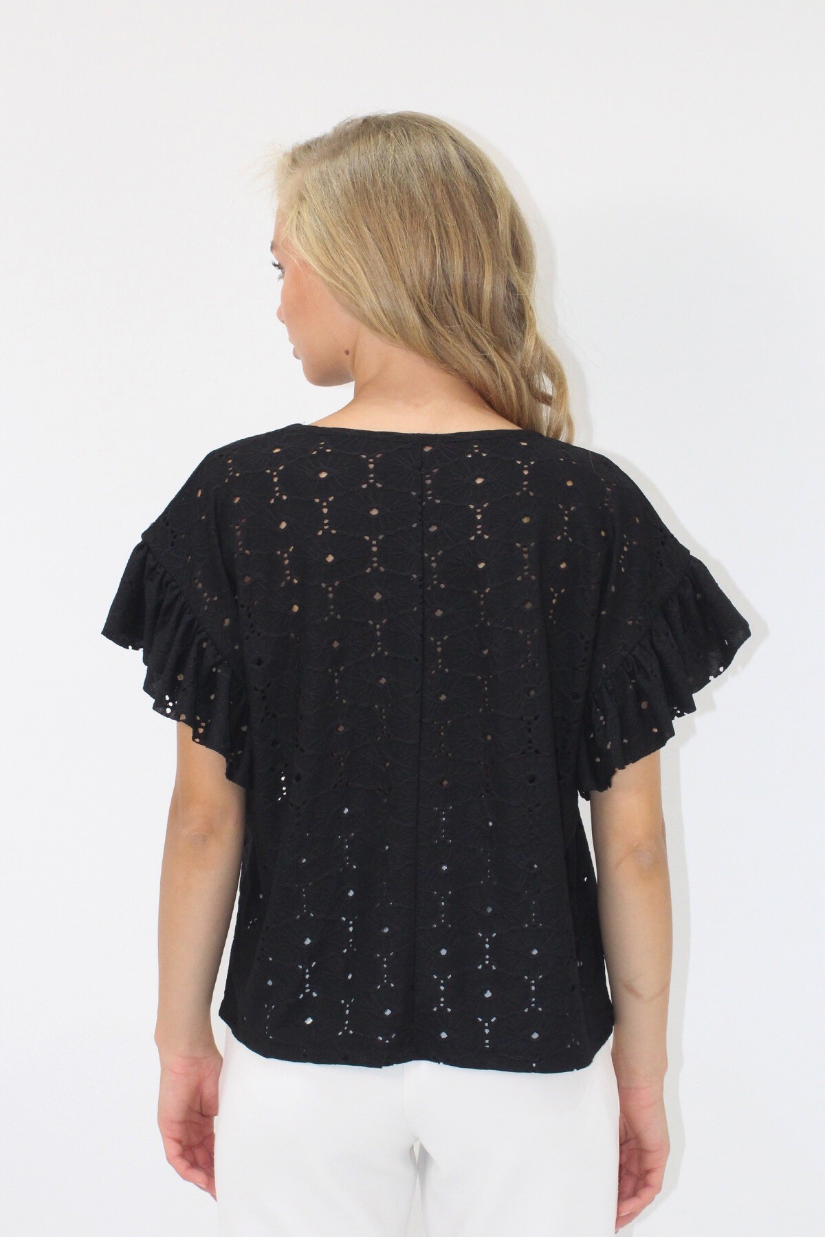 Siyah Bisiklet Yaka Delik Ajurlu Kolları Fırfırlı Örme Bluz