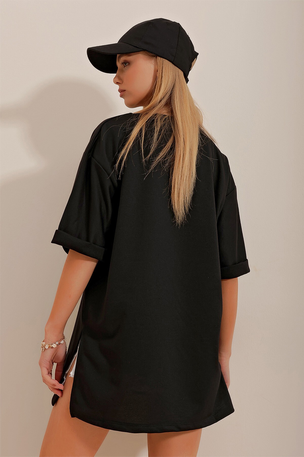 Siyah Bisiklet Yaka Duble Kol İki İplik Yanı Yırtmaçlı Oversize T-Shirt