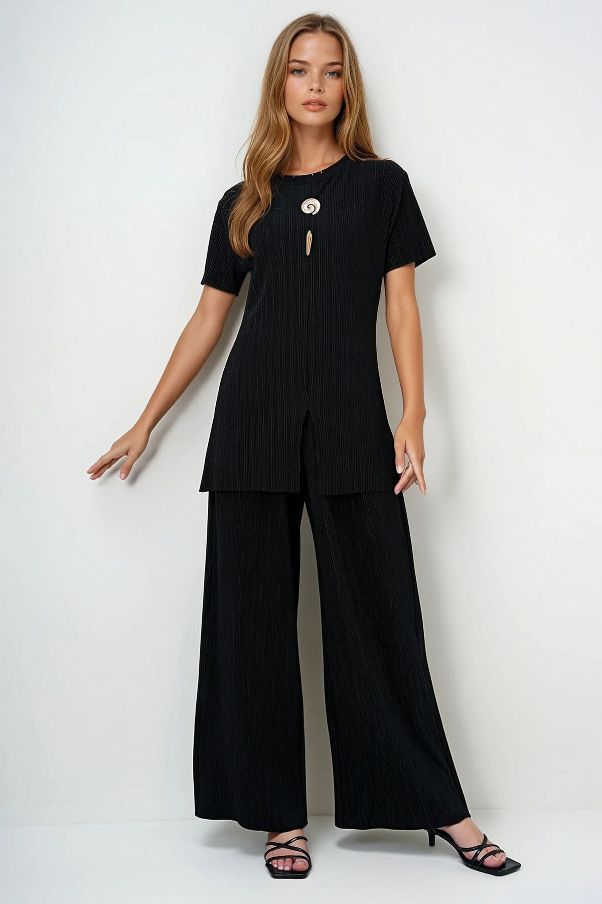 Siyah Bisiklet Yaka Gold Düğme Detaylı Yırtmaçlı Pliseli Bluz Ve Pantolon Takım