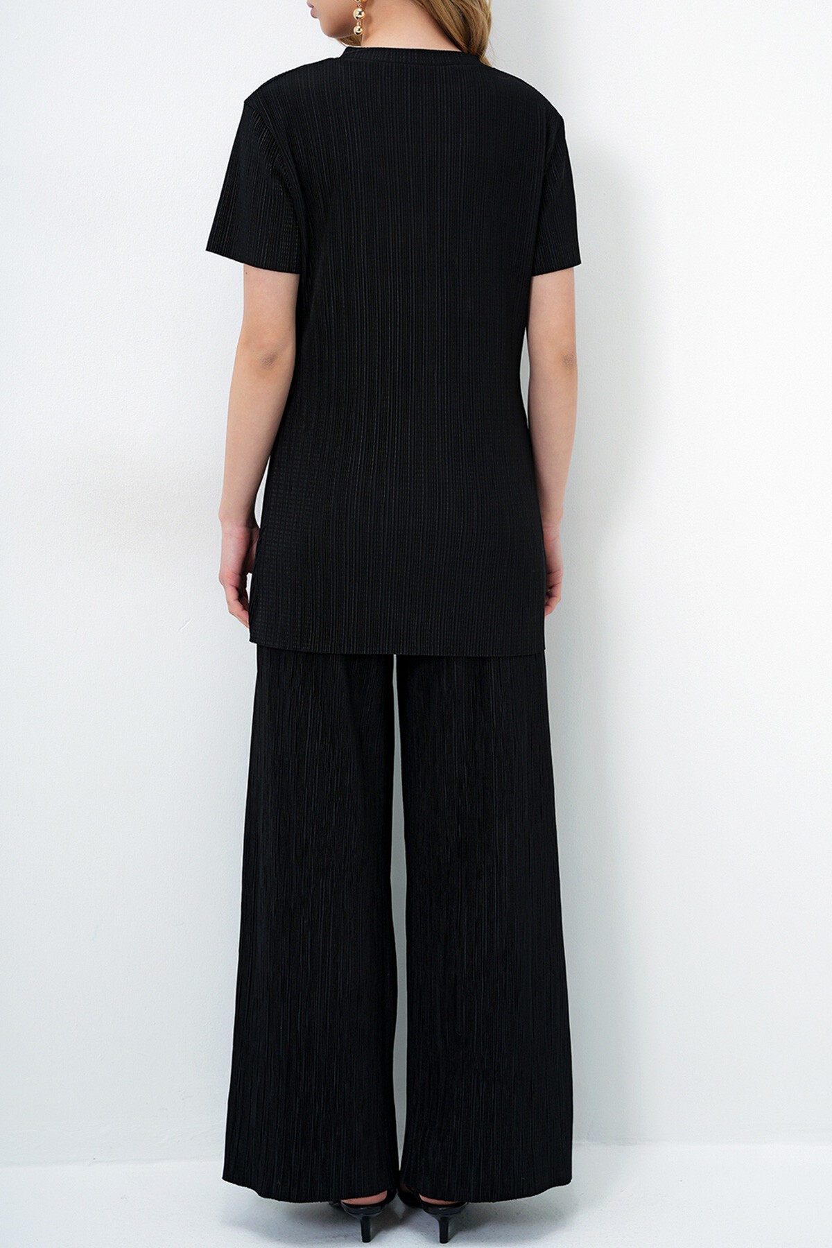 Siyah Bisiklet Yaka Gold Düğme Detaylı Yırtmaçlı Pliseli Bluz Ve Pantolon Takım