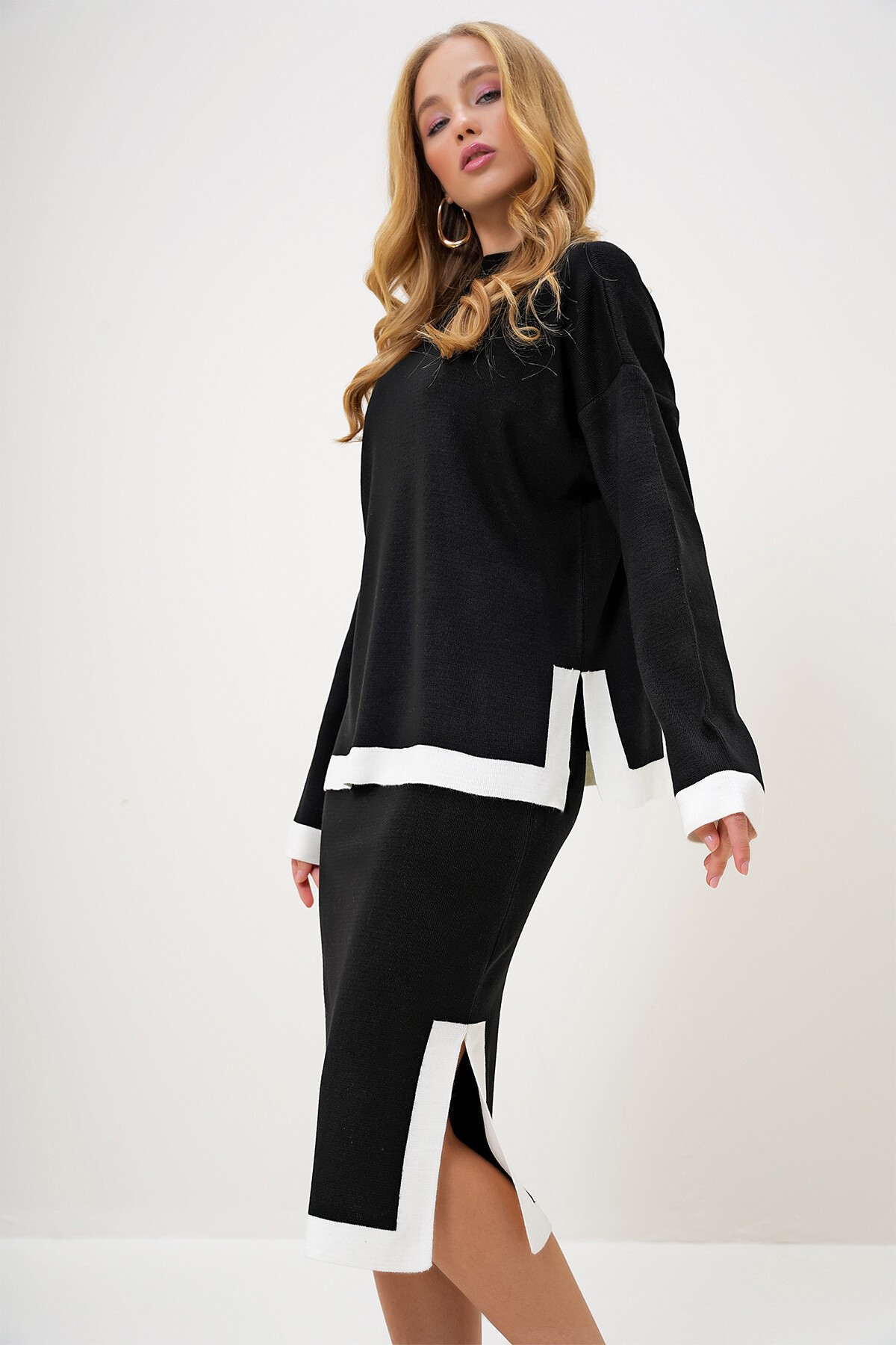 Siyah Bisiklet Yaka Kol Ve Etek Uçları Şerit Detaylı Triko Bluz Ve Midi Boy Etek Takıım