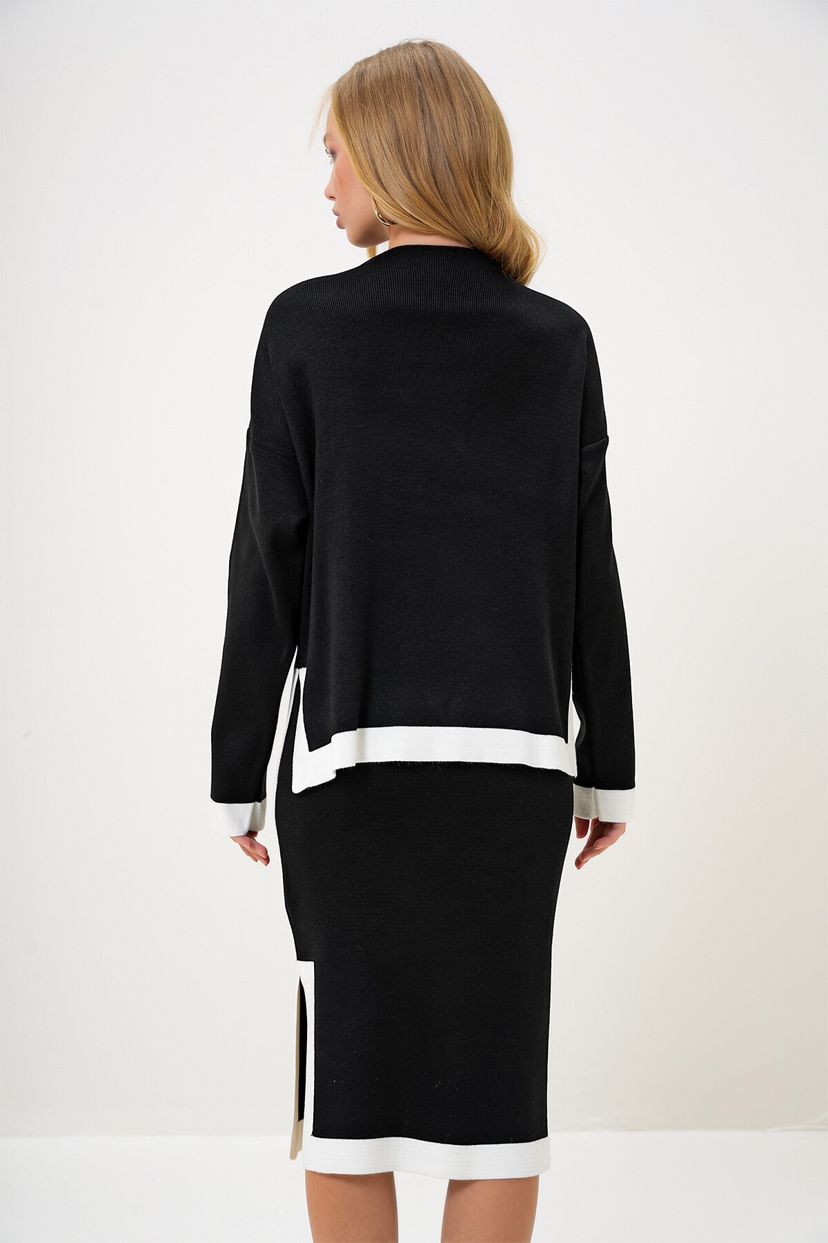 Siyah Bisiklet Yaka Kol Ve Etek Uçları Şerit Detaylı Triko Bluz Ve Midi Boy Etek Takıım