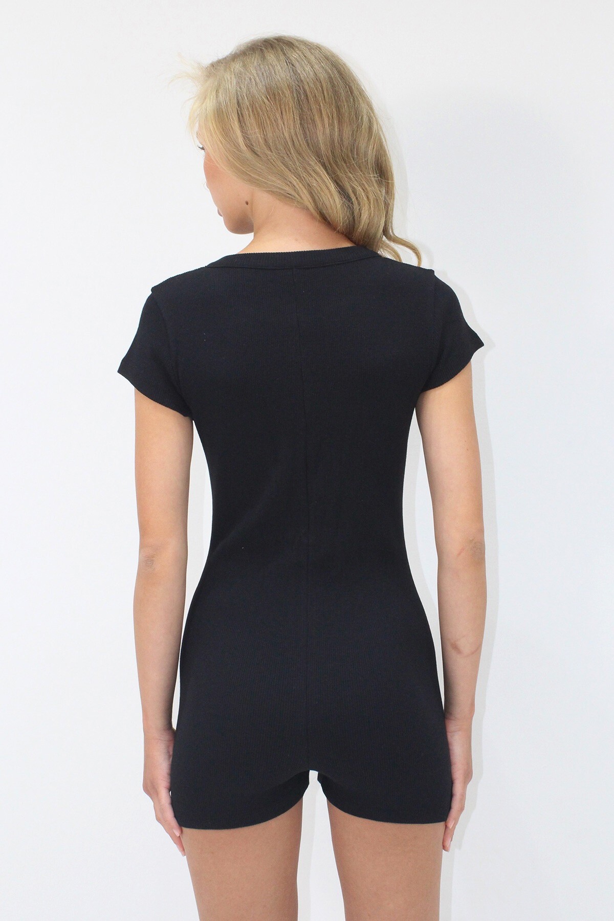 Siyah Bisiklet Yaka Önü Düğmeli Kendinden Desenli Şort Pijama Tulum