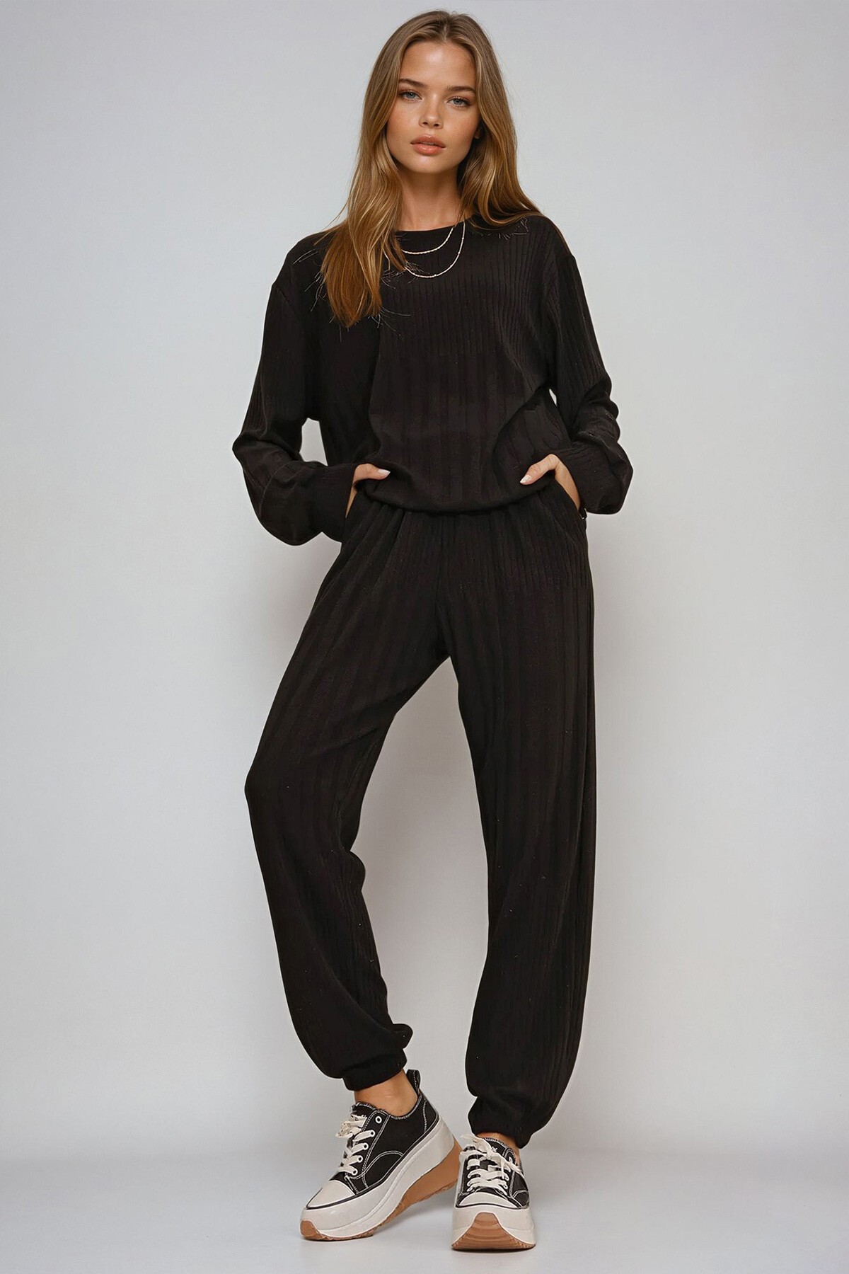 Siyah Bisiklet Yaka Triko Kazak Ve Çift Cepli Jogging Triko Pantolon İkili Takım