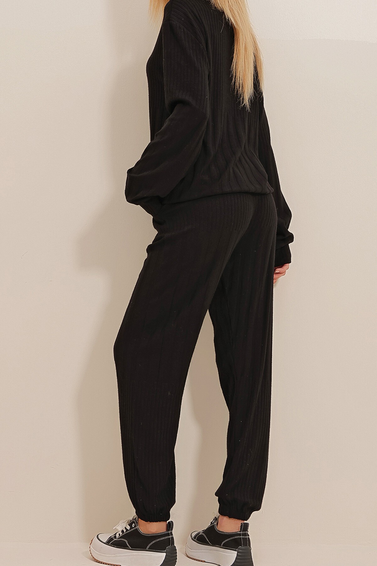 Siyah Bisiklet Yaka Triko Kazak Ve Çift Cepli Jogging Triko Pantolon İkili Takım