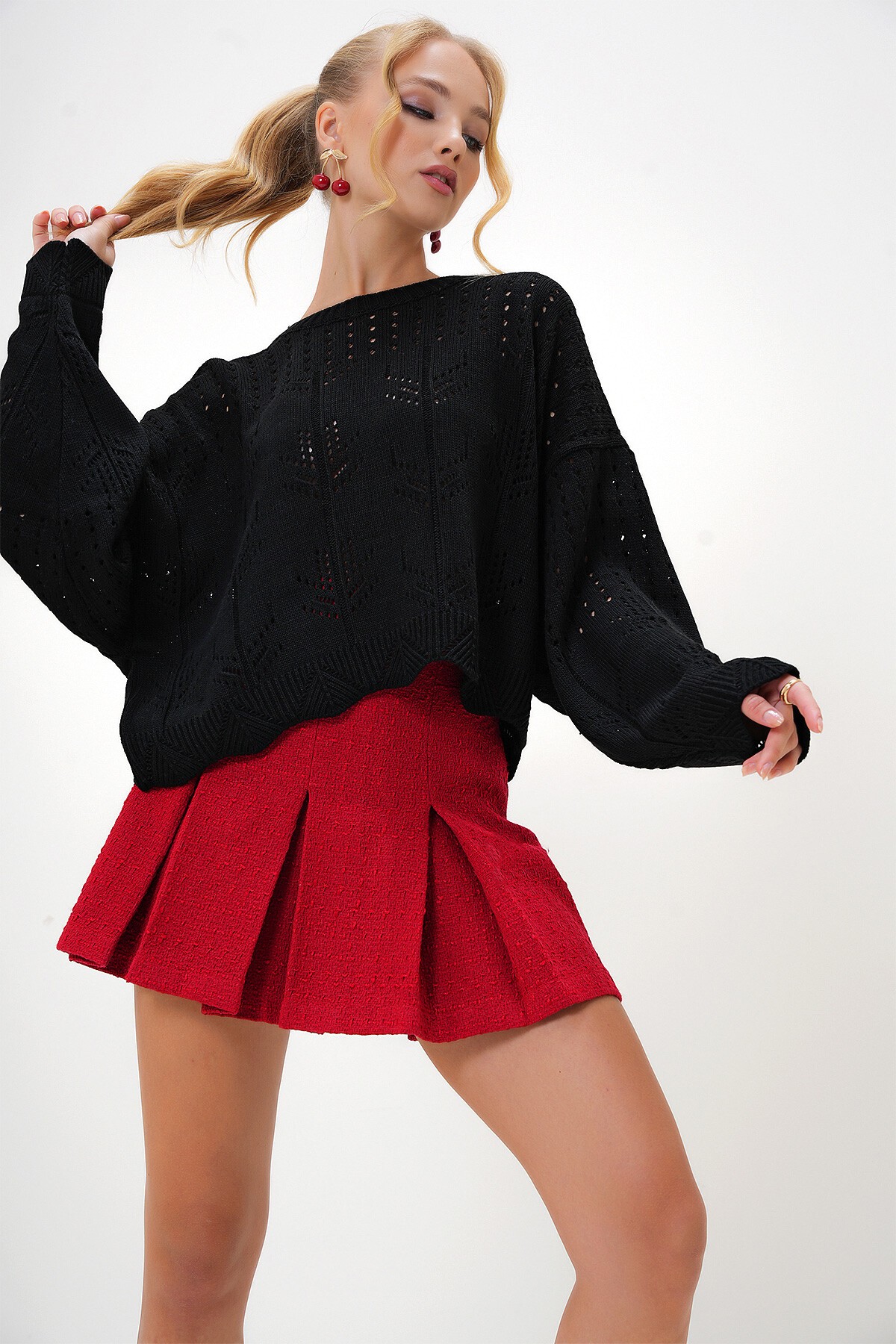 Siyah Bisiklet Yaka Verev Desenli Crop Triko Kazak