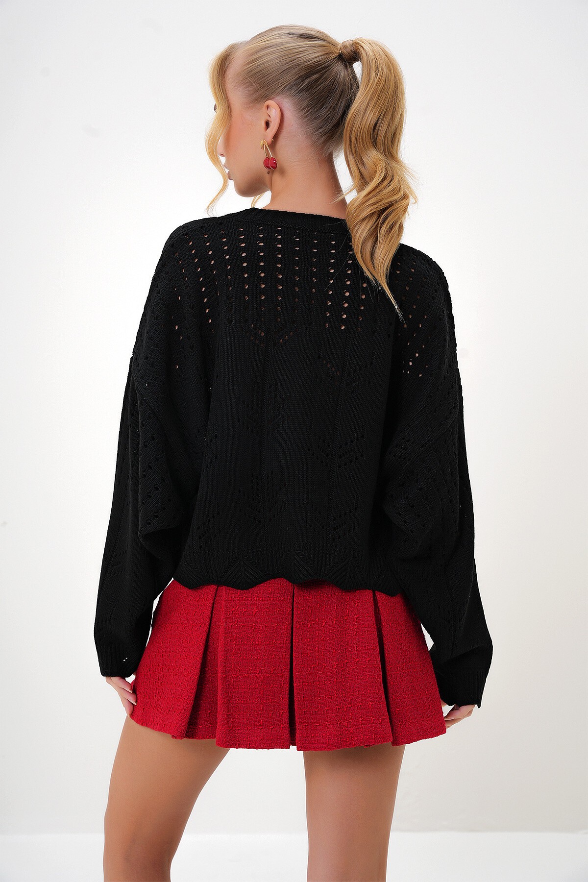 Siyah Bisiklet Yaka Verev Desenli Crop Triko Kazak