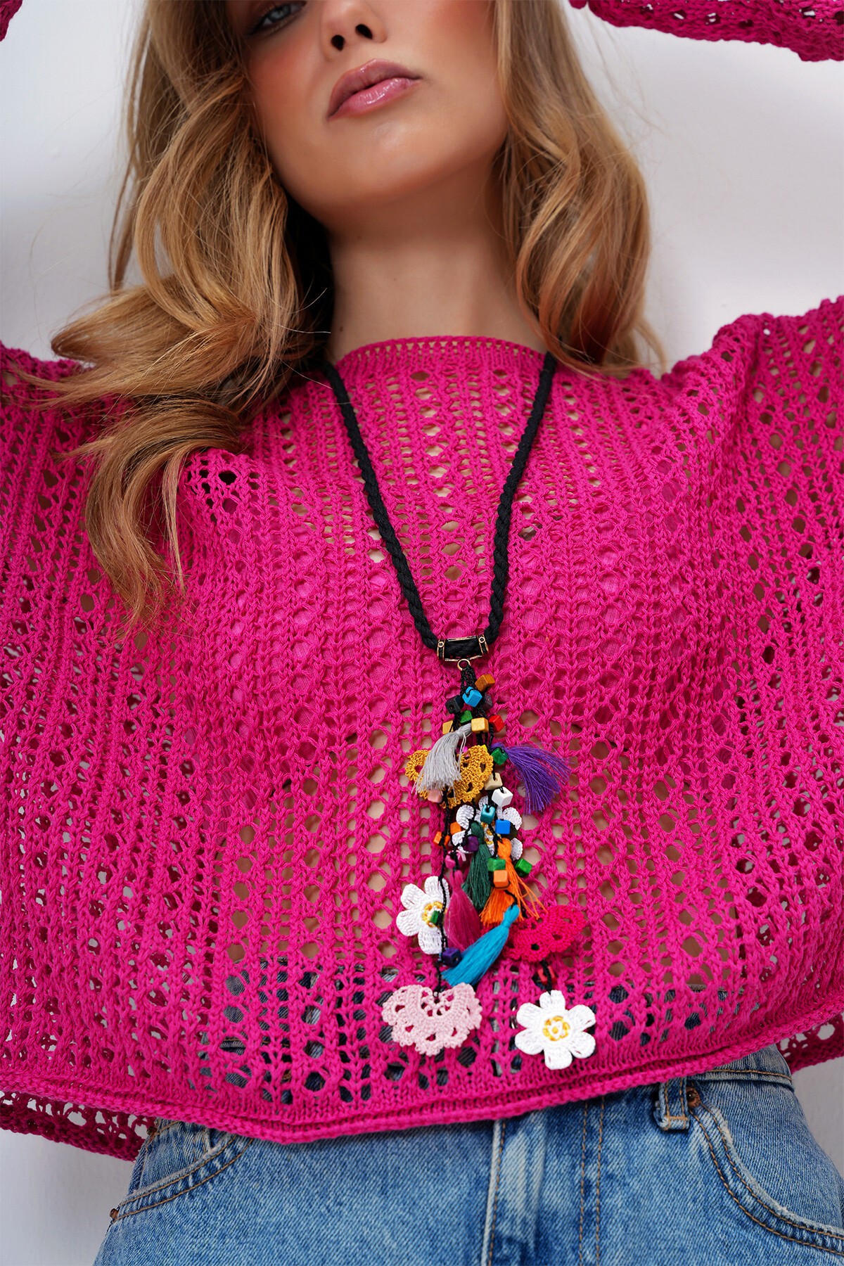 Siyah Çiçek Motifli İğne Oyalı Bohem Kolye