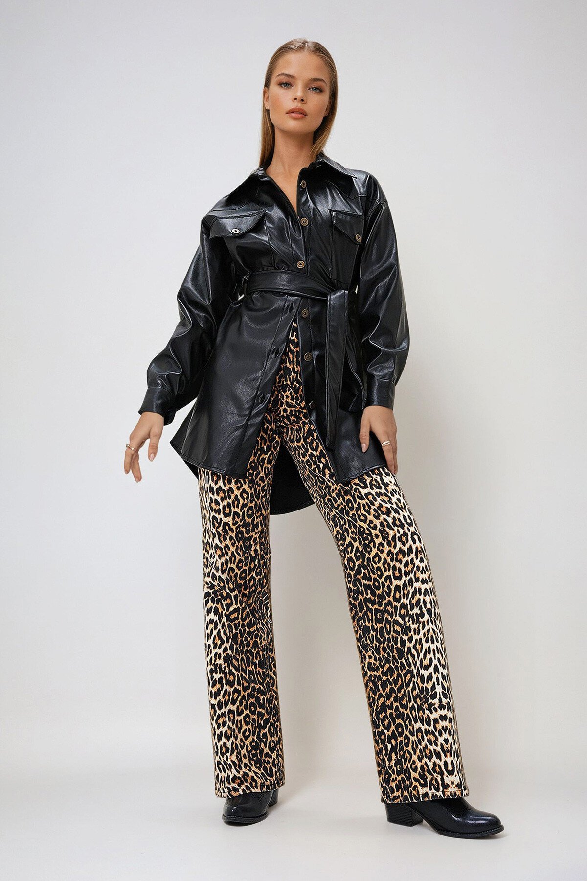 Siyah Çift Cepli Düğmeli Kuşaklı Suni Deri Trençkot