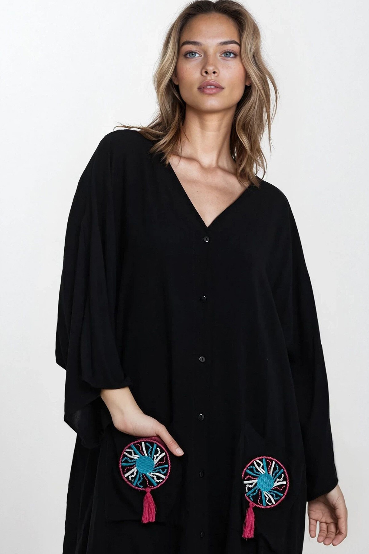 Siyah Çift Cepli Nakışlı Düğmeli Büyük Beden Elbise