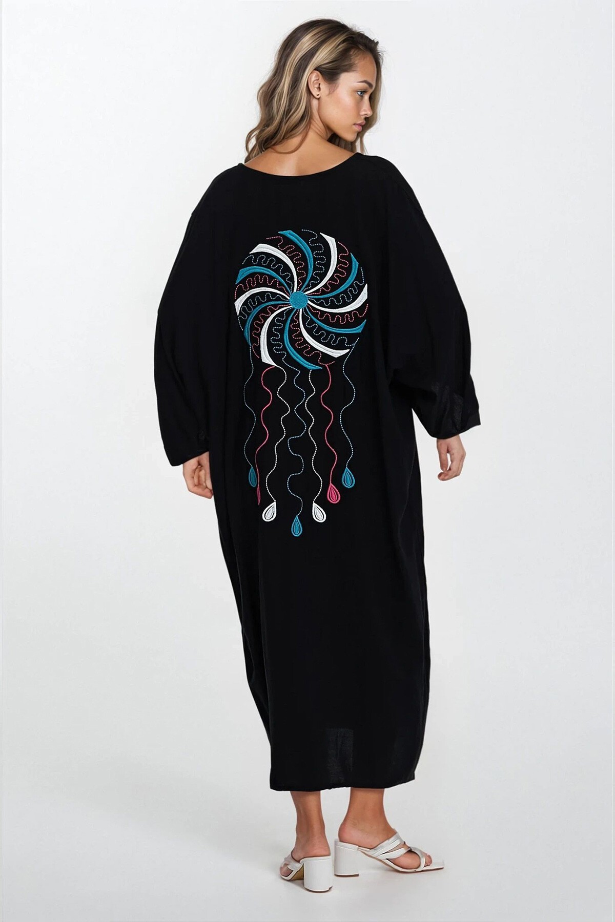 Siyah Çift Cepli Nakışlı Düğmeli Büyük Beden Elbise