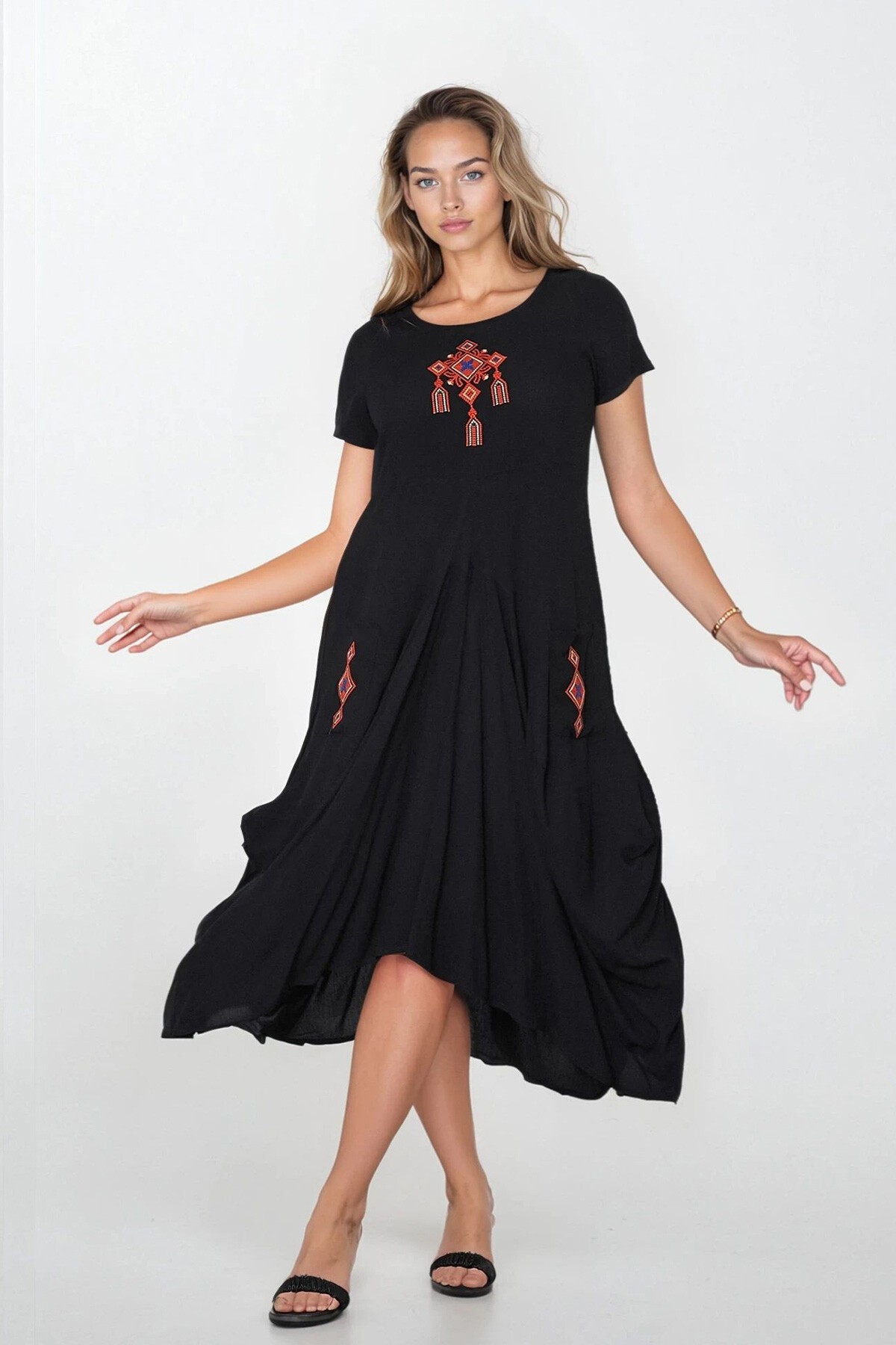 Siyah Çift Cepli Nakışlı Eteği Asimetrik Kesim Büyük Beden Elbise