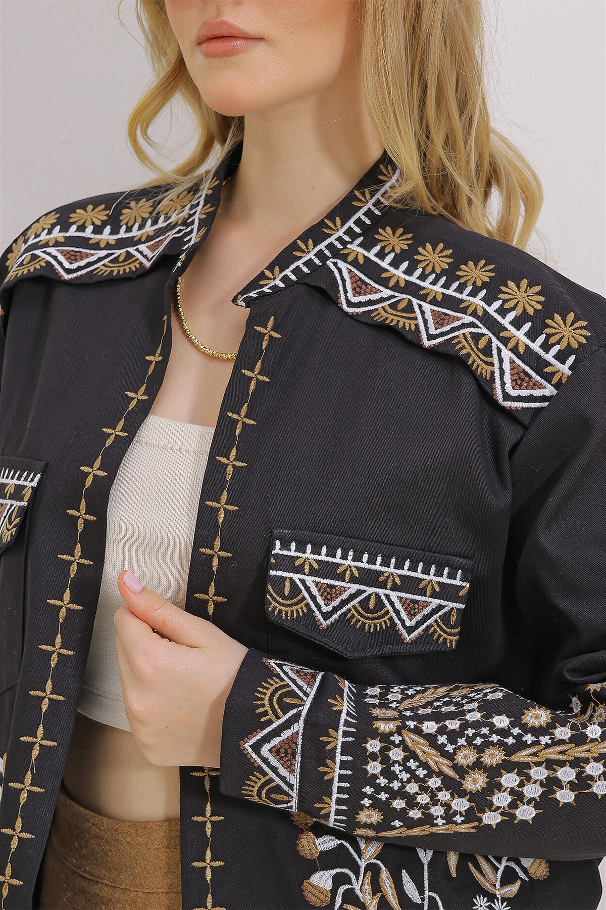 Siyah Çift Cepli Nakışlı Gabardin Ceket