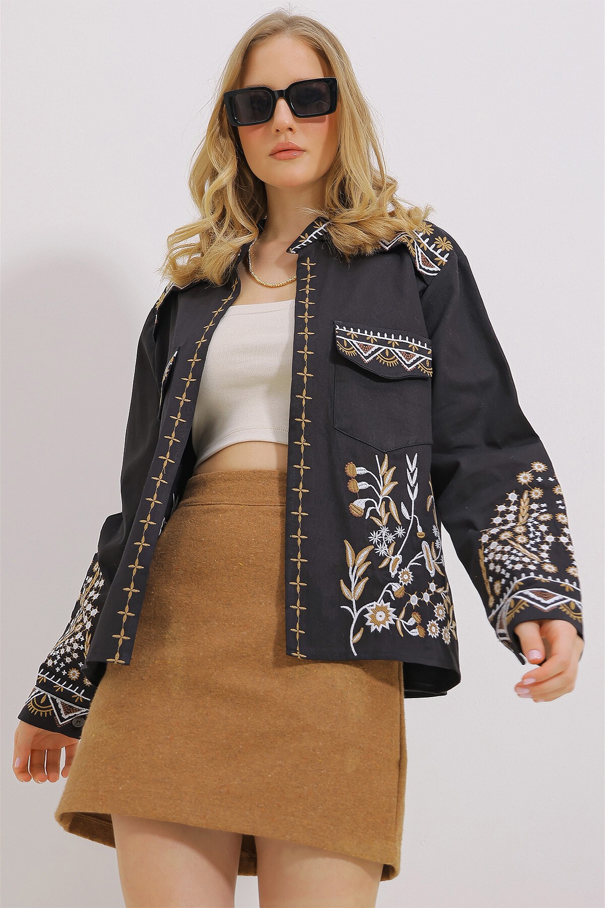 Siyah Çift Cepli Nakışlı Gabardin Ceket