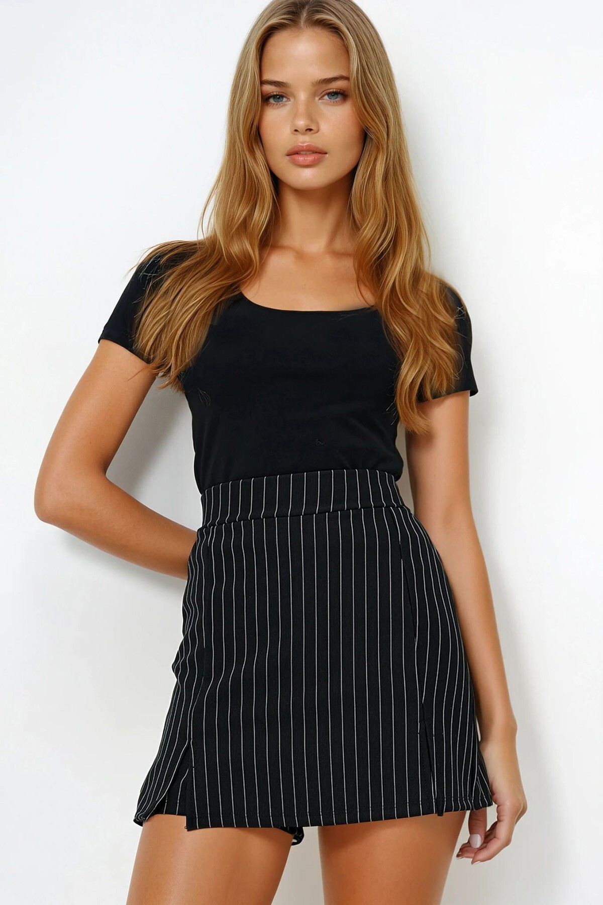 Siyah Çizgili Mini Yırtmaç Detaylı Şort Etek