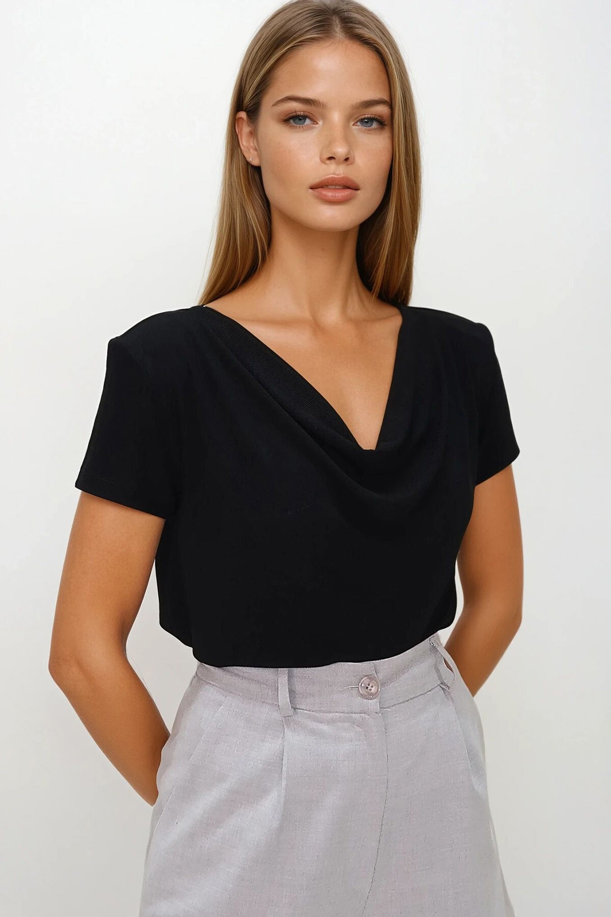 Siyah Degaje Yaka Dökümlü Vatkalı Örme Bluz