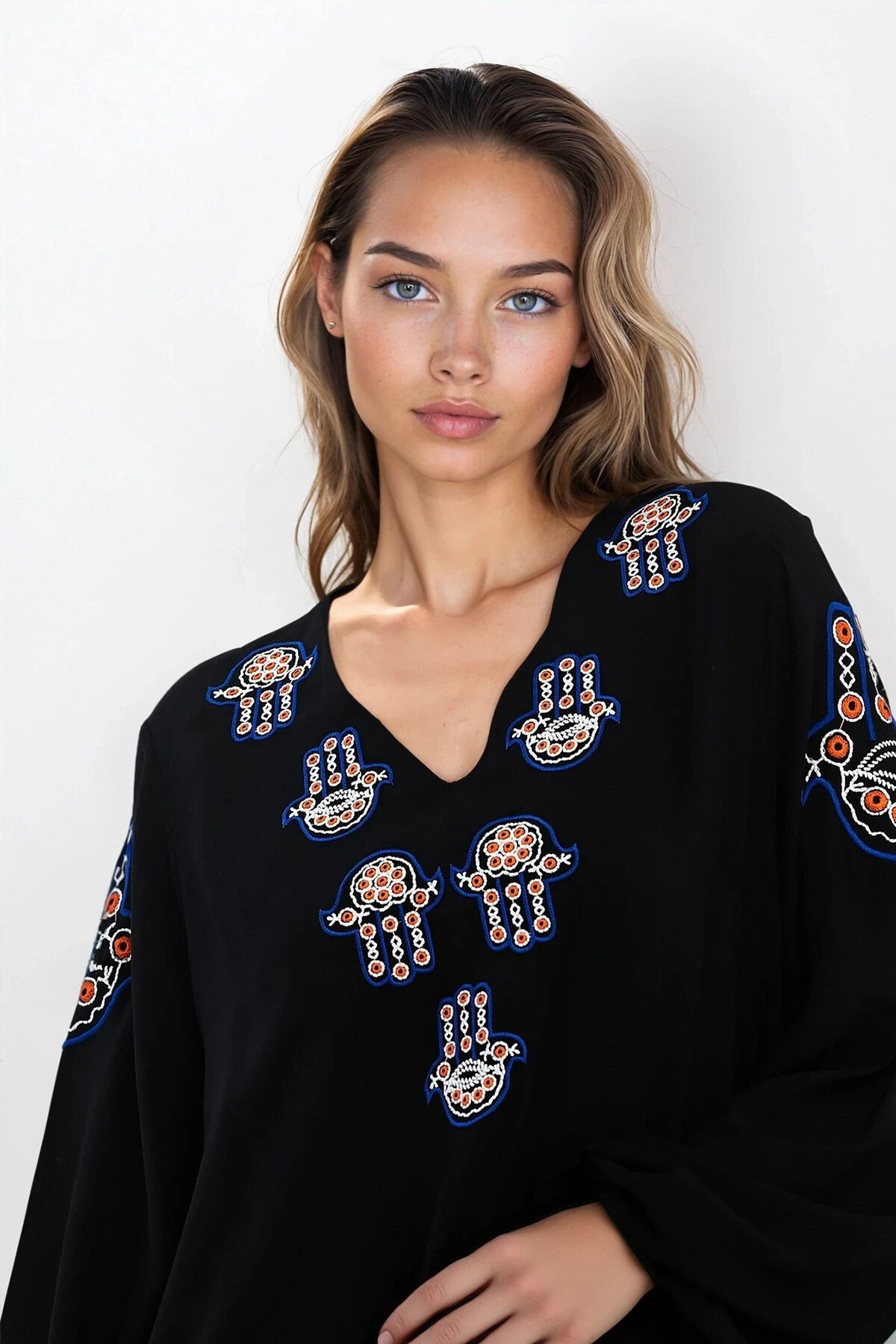 Siyah Derin V Yaka Etnik Desenli Elbise